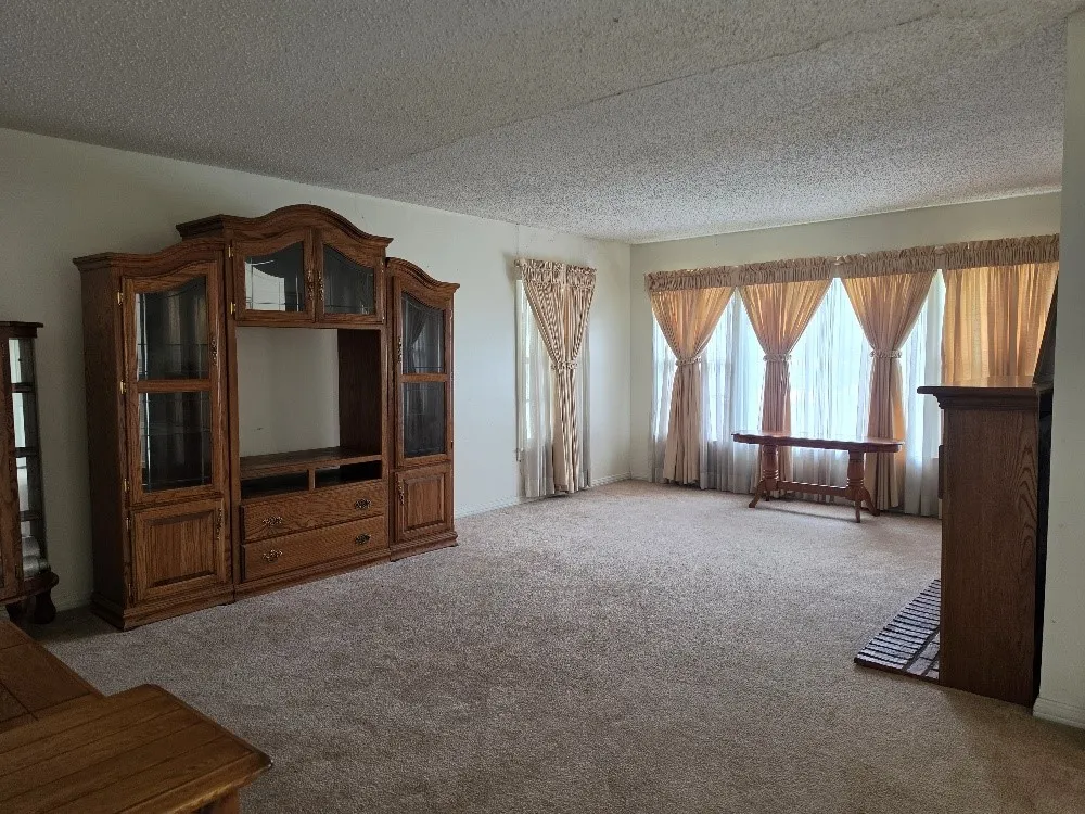 Single Family Residence For Sale in Johnson County , 215 Woodard Avenue, Cleburne, Texas 76033, 3 Bedroom, 2 Bathroom, Garage spaces, 2,046 Sqft, built in 1952, mls#21293590, Real Estate Agent in Cleburne, Homes For Sale in Johnson county, Homes For Sale in Cleburne, Realtor in Cleburne Texas, Real Estate Brokerage Independent Realty Texas, Luminita Cordes Realtor