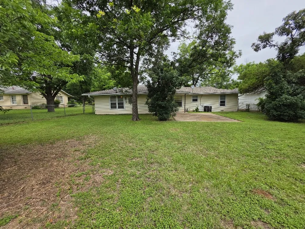 Single Family Residence For Sale in Johnson County , 215 Woodard Avenue, Cleburne, Texas 76033, 3 Bedroom, 2 Bathroom, Garage spaces, 2,046 Sqft, built in 1952, mls#21293590, Real Estate Agent in Cleburne, Homes For Sale in Johnson county, Homes For Sale in Cleburne, Realtor in Cleburne Texas, Real Estate Brokerage Independent Realty Texas, Luminita Cordes Realtor