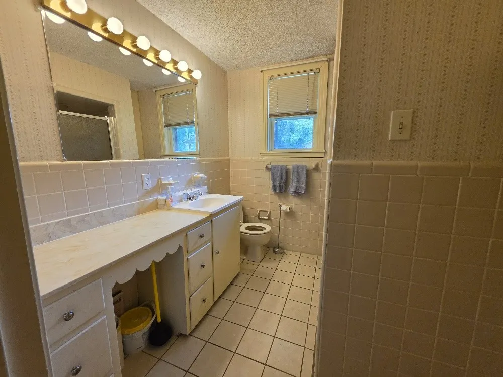 Single Family Residence For Sale in Johnson County , 215 Woodard Avenue, Cleburne, Texas 76033, 3 Bedroom, 2 Bathroom, Garage spaces, 2,046 Sqft, built in 1952, mls#21293590, Real Estate Agent in Cleburne, Homes For Sale in Johnson county, Homes For Sale in Cleburne, Realtor in Cleburne Texas, Real Estate Brokerage Independent Realty Texas, Luminita Cordes Realtor