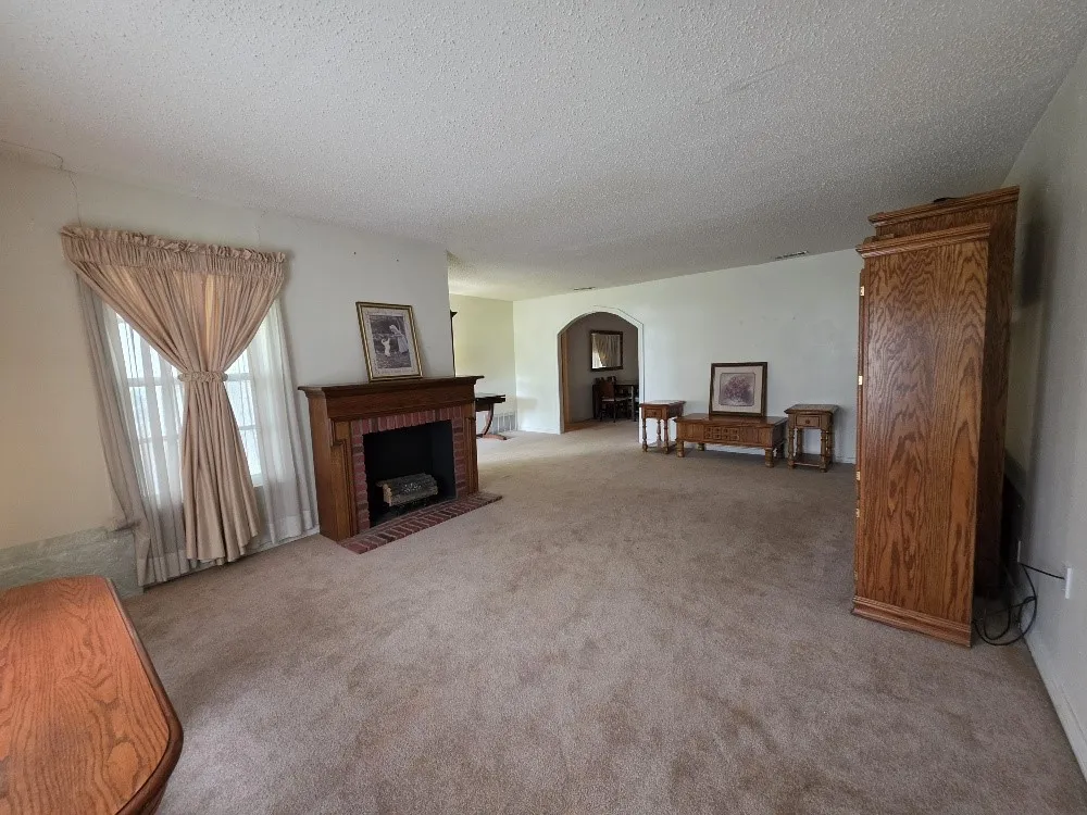 Single Family Residence For Sale in Johnson County , 215 Woodard Avenue, Cleburne, Texas 76033, 3 Bedroom, 2 Bathroom, Garage spaces, 2,046 Sqft, built in 1952, mls#21293590, Real Estate Agent in Cleburne, Homes For Sale in Johnson county, Homes For Sale in Cleburne, Realtor in Cleburne Texas, Real Estate Brokerage Independent Realty Texas, Luminita Cordes Realtor