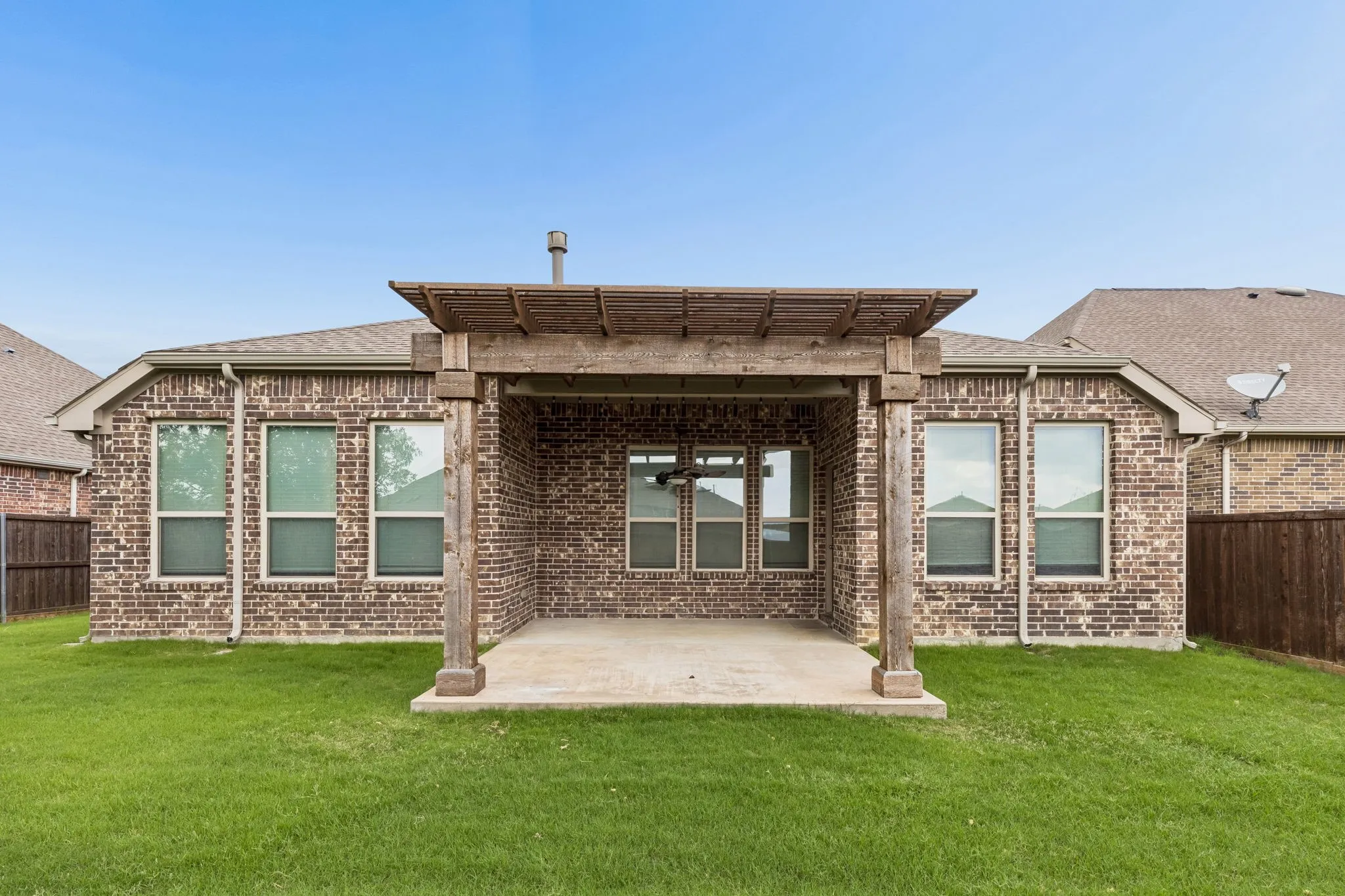 Single Family Residence For Sale in Collin County , 2726 Salt Creek Way, Celina, Texas 75078, 4 Bedroom, 4 Bathroom, 3 Garage spaces, 2,400 Sqft, built in 2018, mls#21293595, Real Estate Agent in Celina, Homes For Sale in Collin county, Homes For Sale in Celina, Realtor in Celina Texas, Real Estate Brokerage Independent Realty Texas, Luminita Cordes Realtor