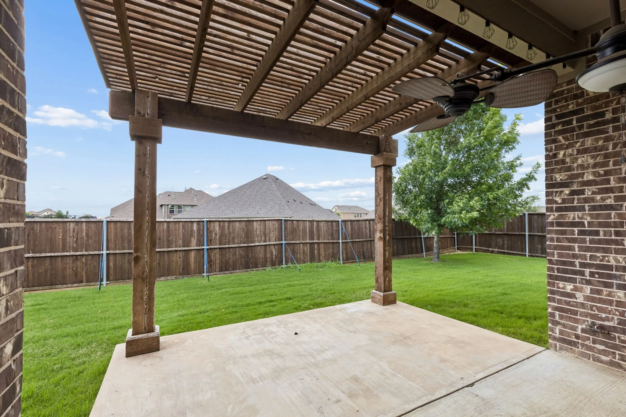Single Family Residence For Sale in Collin County , 2726 Salt Creek Way, Celina, Texas 75078, 4 Bedroom, 4 Bathroom, 3 Garage spaces, 2,400 Sqft, built in 2018, mls#21293595, Real Estate Agent in Celina, Homes For Sale in Collin county, Homes For Sale in Celina, Realtor in Celina Texas, Real Estate Brokerage Independent Realty Texas, Luminita Cordes Realtor