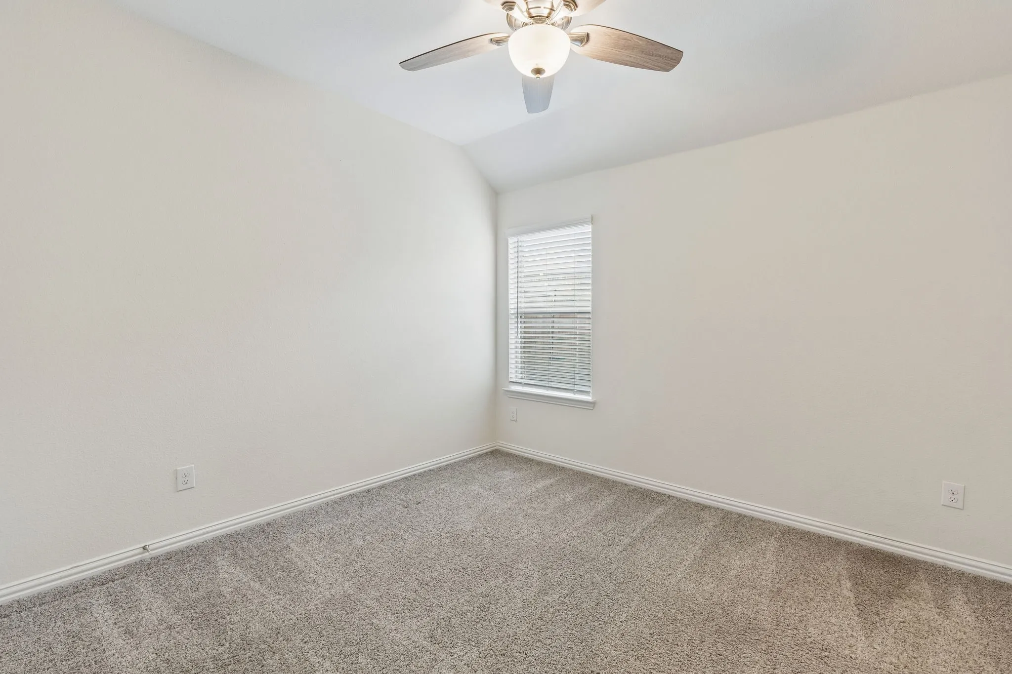 Single Family Residence For Sale in Collin County , 2726 Salt Creek Way, Celina, Texas 75078, 4 Bedroom, 4 Bathroom, 3 Garage spaces, 2,400 Sqft, built in 2018, mls#21293595, Real Estate Agent in Celina, Homes For Sale in Collin county, Homes For Sale in Celina, Realtor in Celina Texas, Real Estate Brokerage Independent Realty Texas, Luminita Cordes Realtor