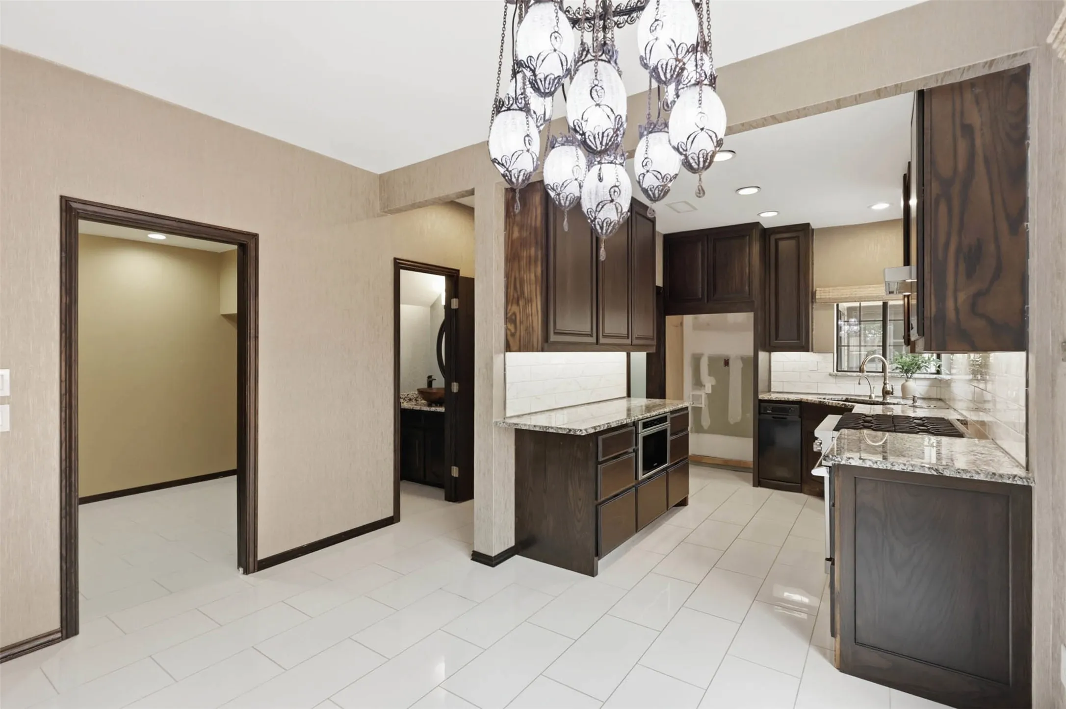 Single Family Residence For Sale in Collin County , 3006 N Jomar Drive, Plano, Texas 75075, 3 Bedroom, 3 Bathroom, 2 Garage spaces, 2,427 Sqft, built in 1984, mls#21293567, Real Estate Agent in Plano, Homes For Sale in Collin county, Homes For Sale in Plano, Realtor in Plano Texas, Real Estate Brokerage Independent Realty Texas, Luminita Cordes Realtor