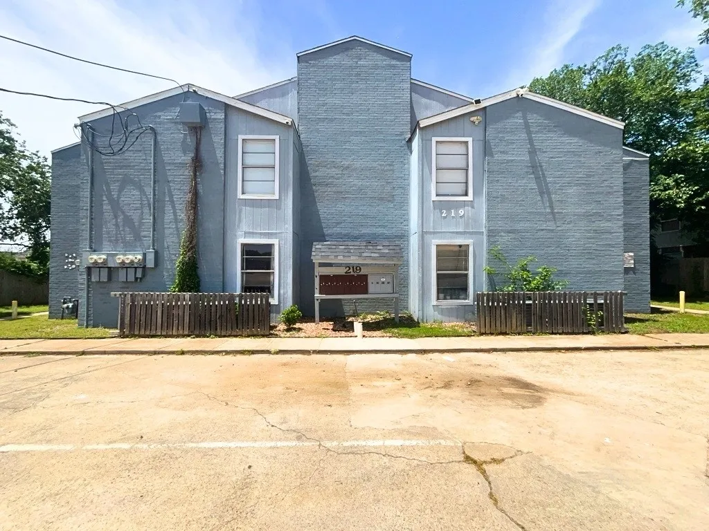 Apartment For Rent in Denton County , 219 Fry Street 4, Denton, Texas 76201, 2 Bedroom, 1 Bathroom, Garage spaces, 885 Sqft, built in 1980, mls#21293632, Real Estate Agent in Denton, Homes For Rent in Denton county, Homes For Rent in Denton, Realtor in Denton Texas, Real Estate Brokerage Independent Realty Texas, Luminita Cordes Realtor