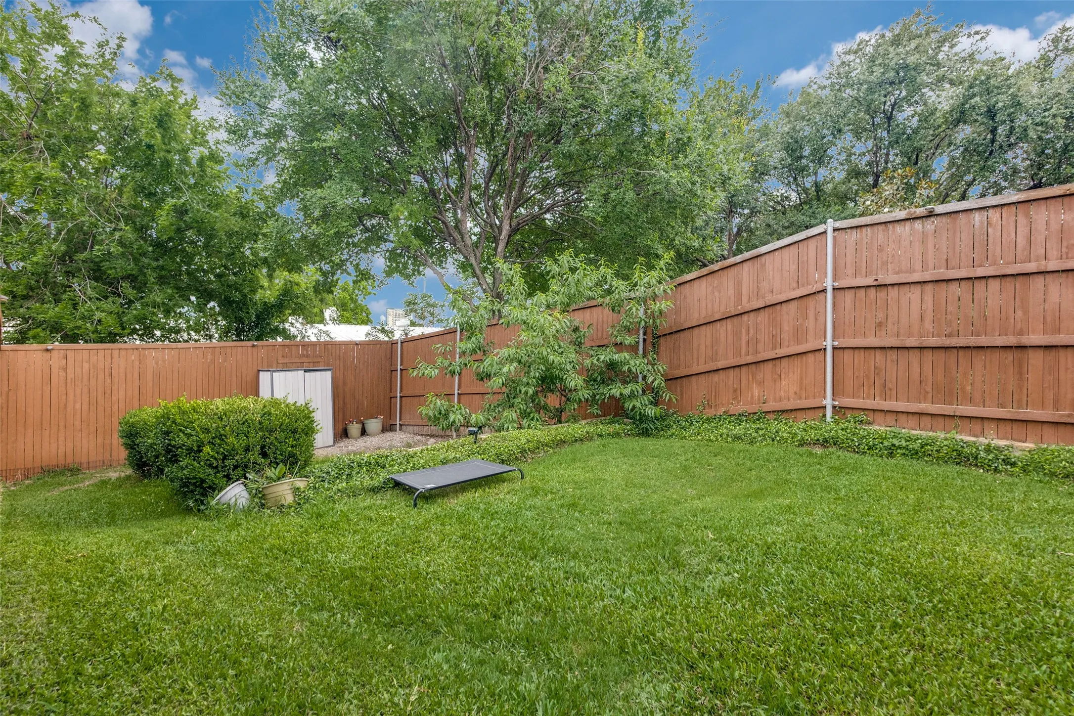 Townhouse For Sale in Dallas County , 2328 Throckmorton Street, Dallas, Texas 75219, 3 Bedroom, 3 Bathroom, 2 Garage spaces, 2,132 Sqft, built in 2005, mls#21293624, Real Estate Agent in Dallas, Homes For Sale in Dallas county, Homes For Sale in Dallas, Realtor in Dallas Texas, Real Estate Brokerage Independent Realty Texas, Luminita Cordes Realtor