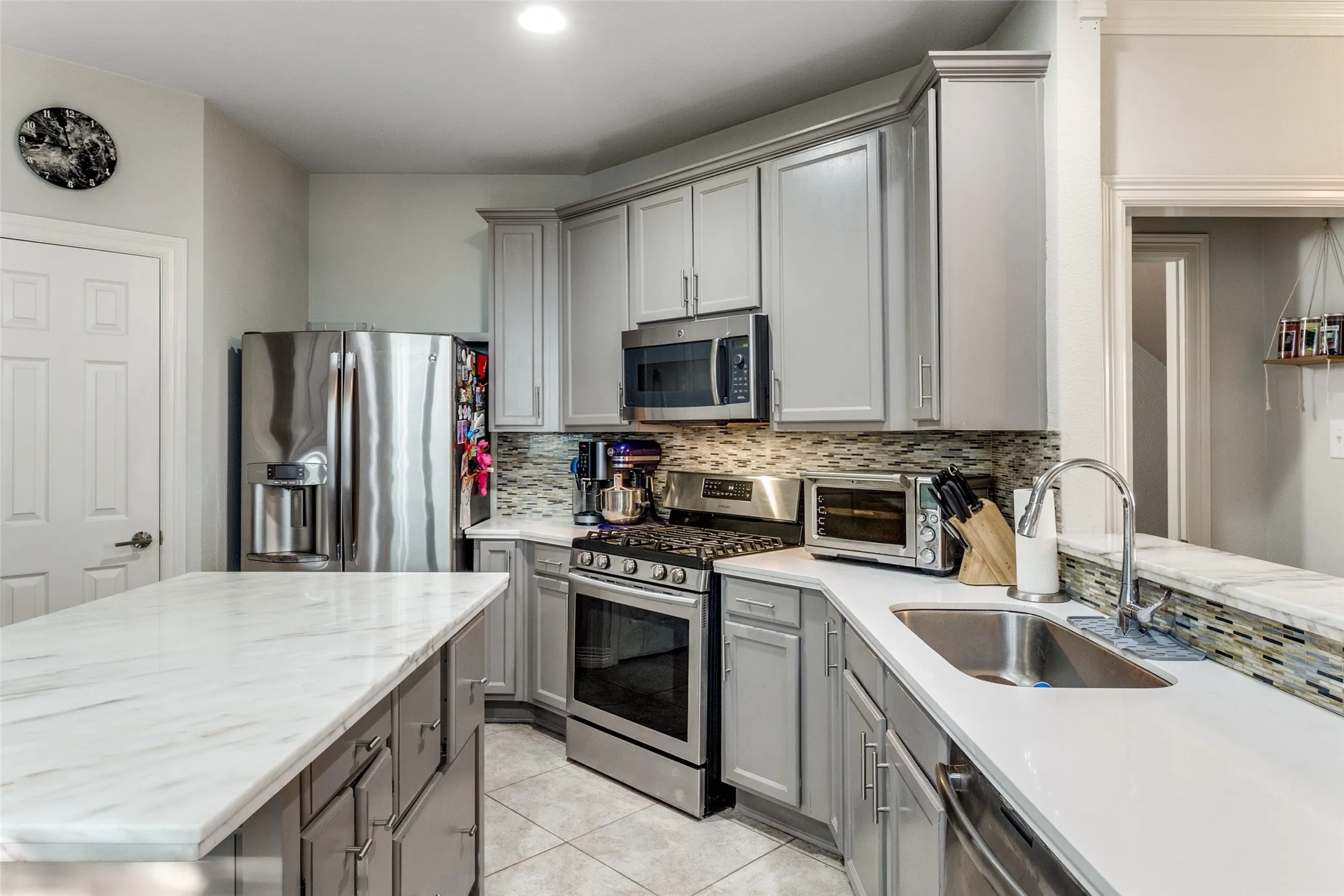 Townhouse For Sale in Dallas County , 2328 Throckmorton Street, Dallas, Texas 75219, 3 Bedroom, 3 Bathroom, 2 Garage spaces, 2,132 Sqft, built in 2005, mls#21293624, Real Estate Agent in Dallas, Homes For Sale in Dallas county, Homes For Sale in Dallas, Realtor in Dallas Texas, Real Estate Brokerage Independent Realty Texas, Luminita Cordes Realtor