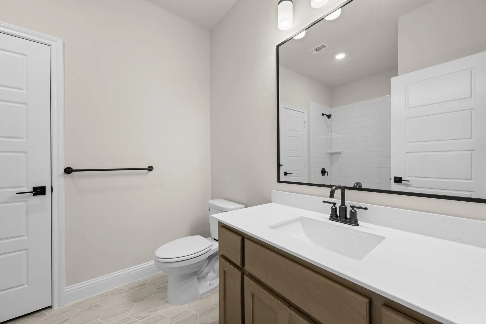 DFW-Mockingbird Hills-Concept 2533-11 Plover Street- Bathroom- Risewell Homes