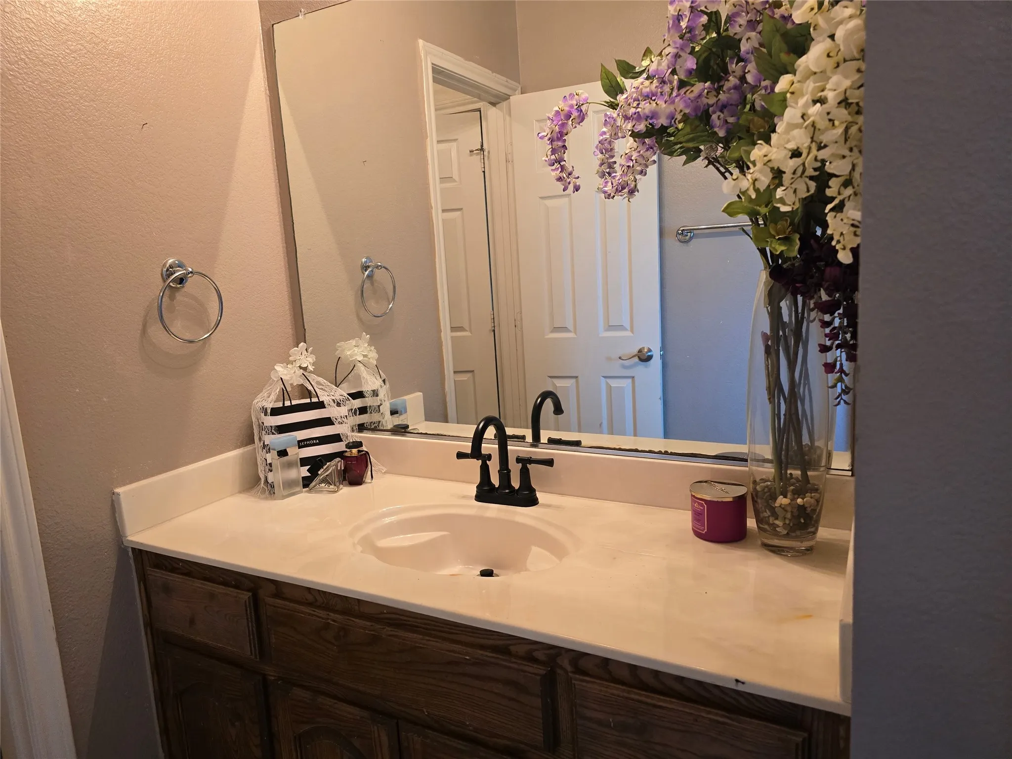 Single Family Residence For Sale in Ellis County , 506 Magnolia Lane, Glenn Heights, Texas 75154, 6 Bedroom, 4 Bathroom, 2 Garage spaces, 4,206 Sqft, built in 2006, mls#21293652, Real Estate Agent in Glenn Heights, Homes For Sale in Ellis county, Homes For Sale in Glenn Heights, Realtor in Glenn Heights Texas, Real Estate Brokerage Independent Realty Texas, Luminita Cordes Realtor