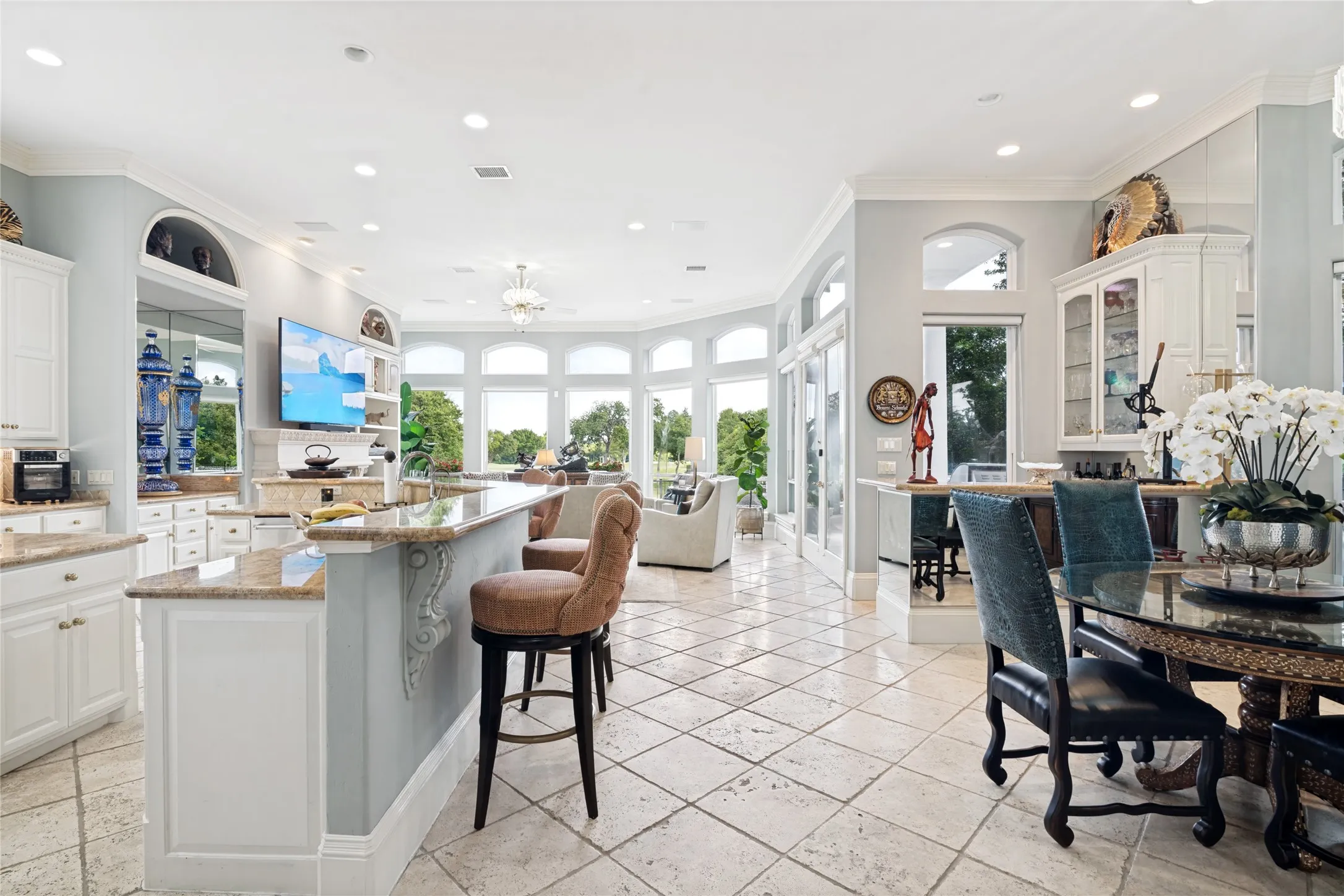 Eat in bar top and breakfast area