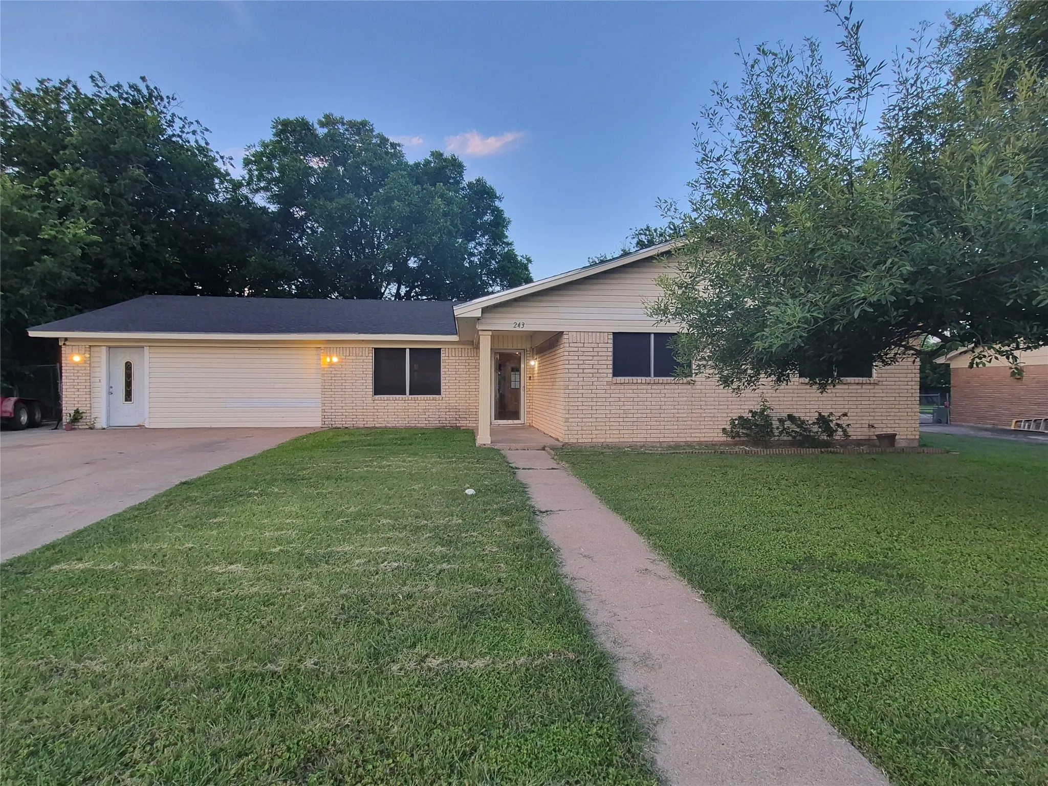 Single Family Residence For Sale in Mc Lennan County , 243 Weldon Drive, Woodway, Texas 76712, 4 Bedroom, 3 Bathroom, Garage spaces, 2,211 Sqft, built in 1974, mls#21293027, Real Estate Agent in Woodway, Homes For Sale in Mc Lennan county, Homes For Sale in Woodway, Realtor in Woodway Texas, Real Estate Brokerage Independent Realty Texas, Luminita Cordes Realtor
