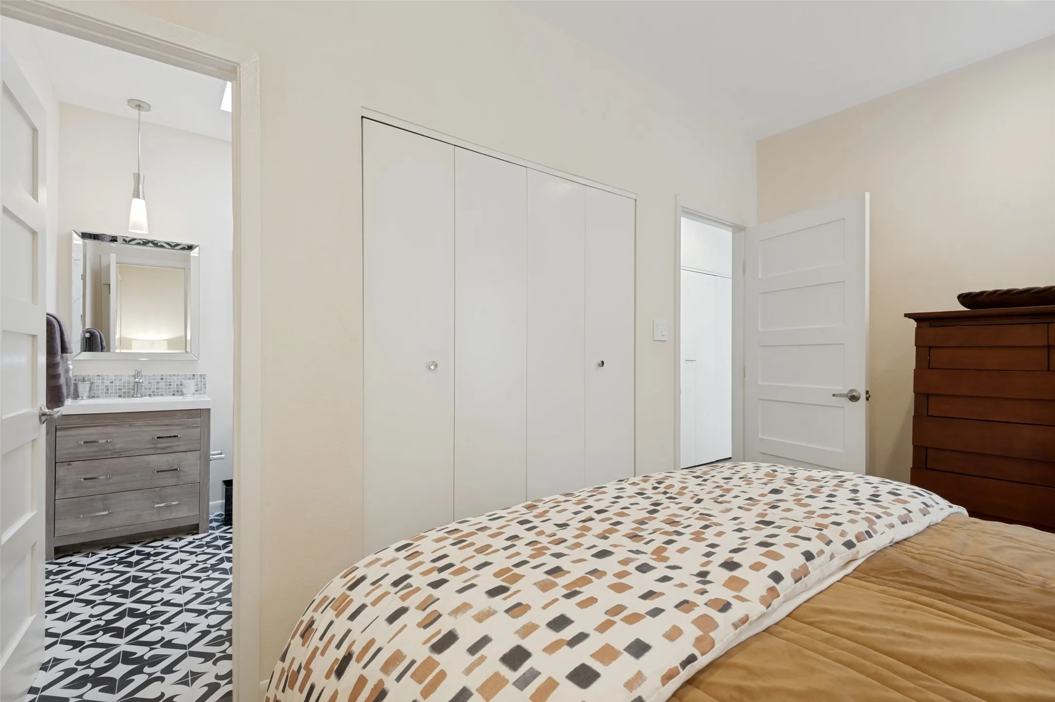 Condominium For Sale in Dallas County , 2509 Welborn Street C, Dallas, Texas 75219, 2 Bedroom, 3 Bathroom, 1 Garage spaces, 1,380 Sqft, built in 1981, mls#21292288, Real Estate Agent in Dallas, Homes For Sale in Dallas county, Homes For Sale in Dallas, Realtor in Dallas Texas, Real Estate Brokerage Independent Realty Texas, Luminita Cordes Realtor