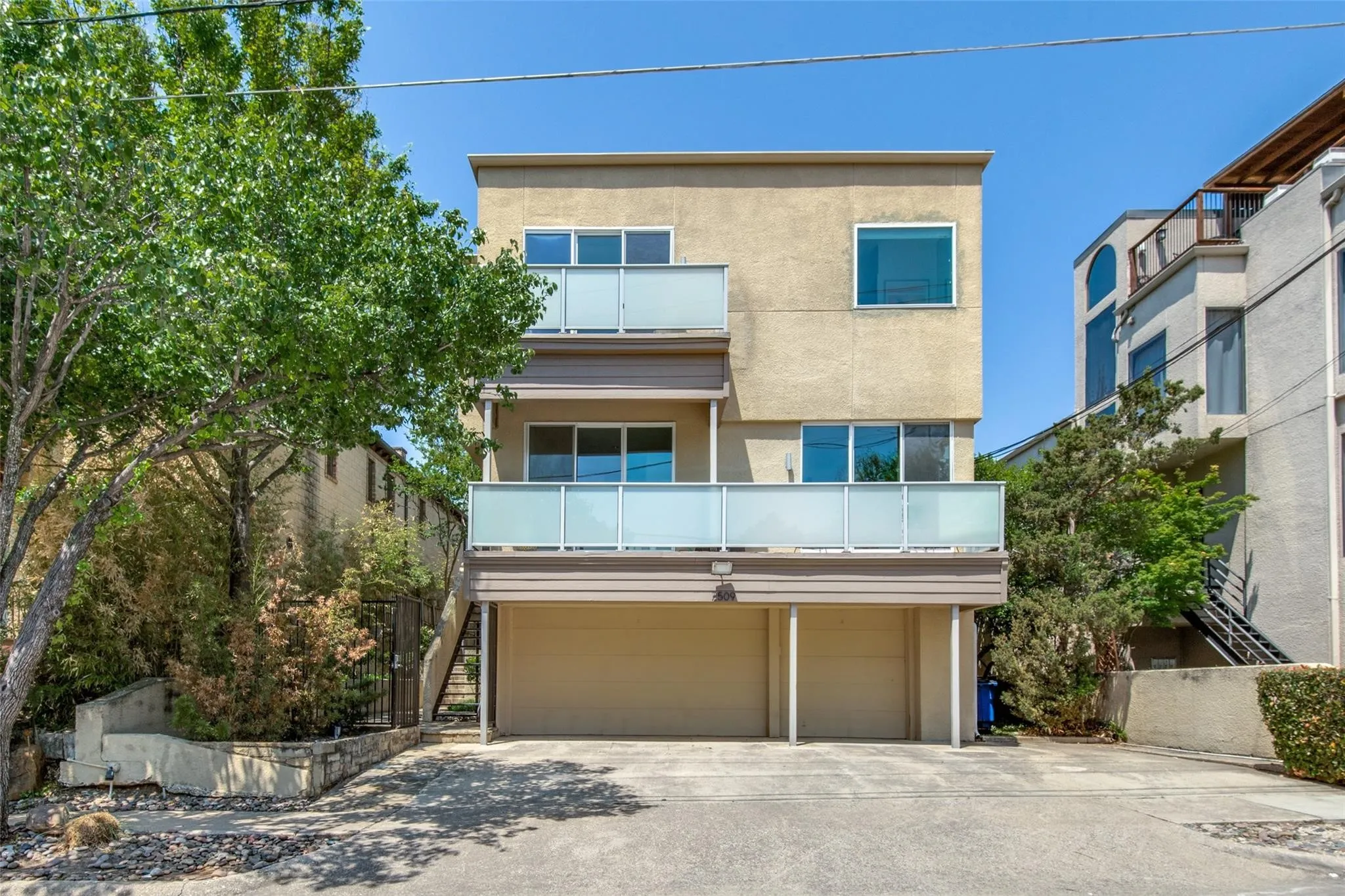 Condominium For Sale in Dallas County , 2509 Welborn Street C, Dallas, Texas 75219, 2 Bedroom, 3 Bathroom, 1 Garage spaces, 1,380 Sqft, built in 1981, mls#21292288, Real Estate Agent in Dallas, Homes For Sale in Dallas county, Homes For Sale in Dallas, Realtor in Dallas Texas, Real Estate Brokerage Independent Realty Texas, Luminita Cordes Realtor