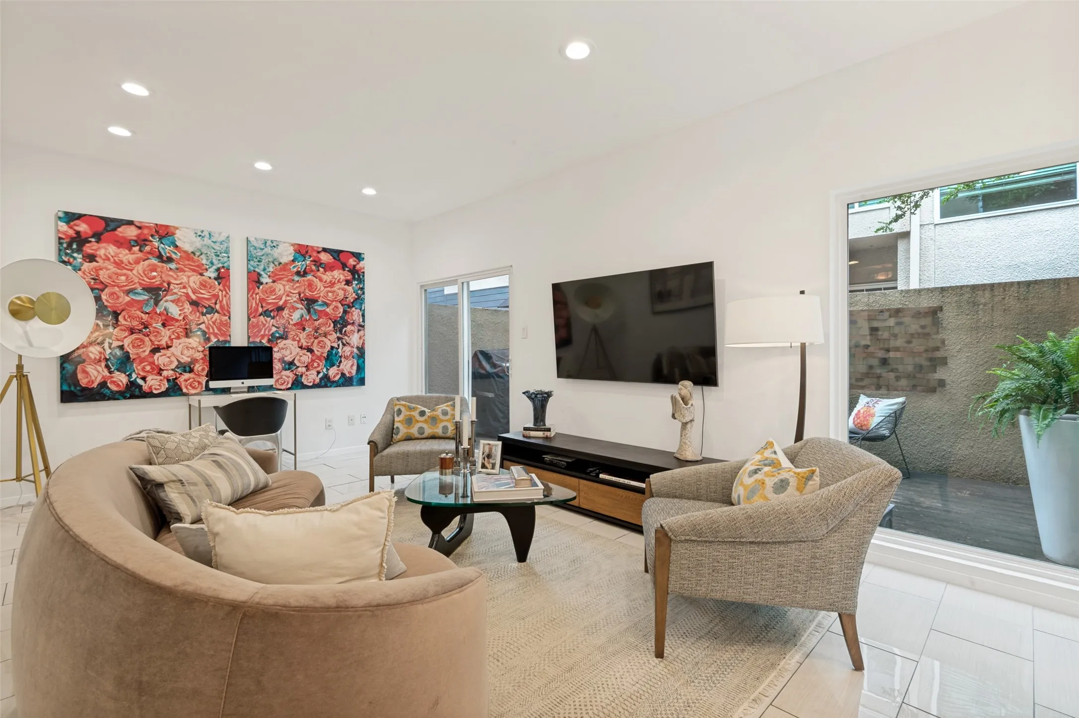 Condominium For Sale in Dallas County , 2509 Welborn Street C, Dallas, Texas 75219, 2 Bedroom, 3 Bathroom, 1 Garage spaces, 1,380 Sqft, built in 1981, mls#21292288, Real Estate Agent in Dallas, Homes For Sale in Dallas county, Homes For Sale in Dallas, Realtor in Dallas Texas, Real Estate Brokerage Independent Realty Texas, Luminita Cordes Realtor