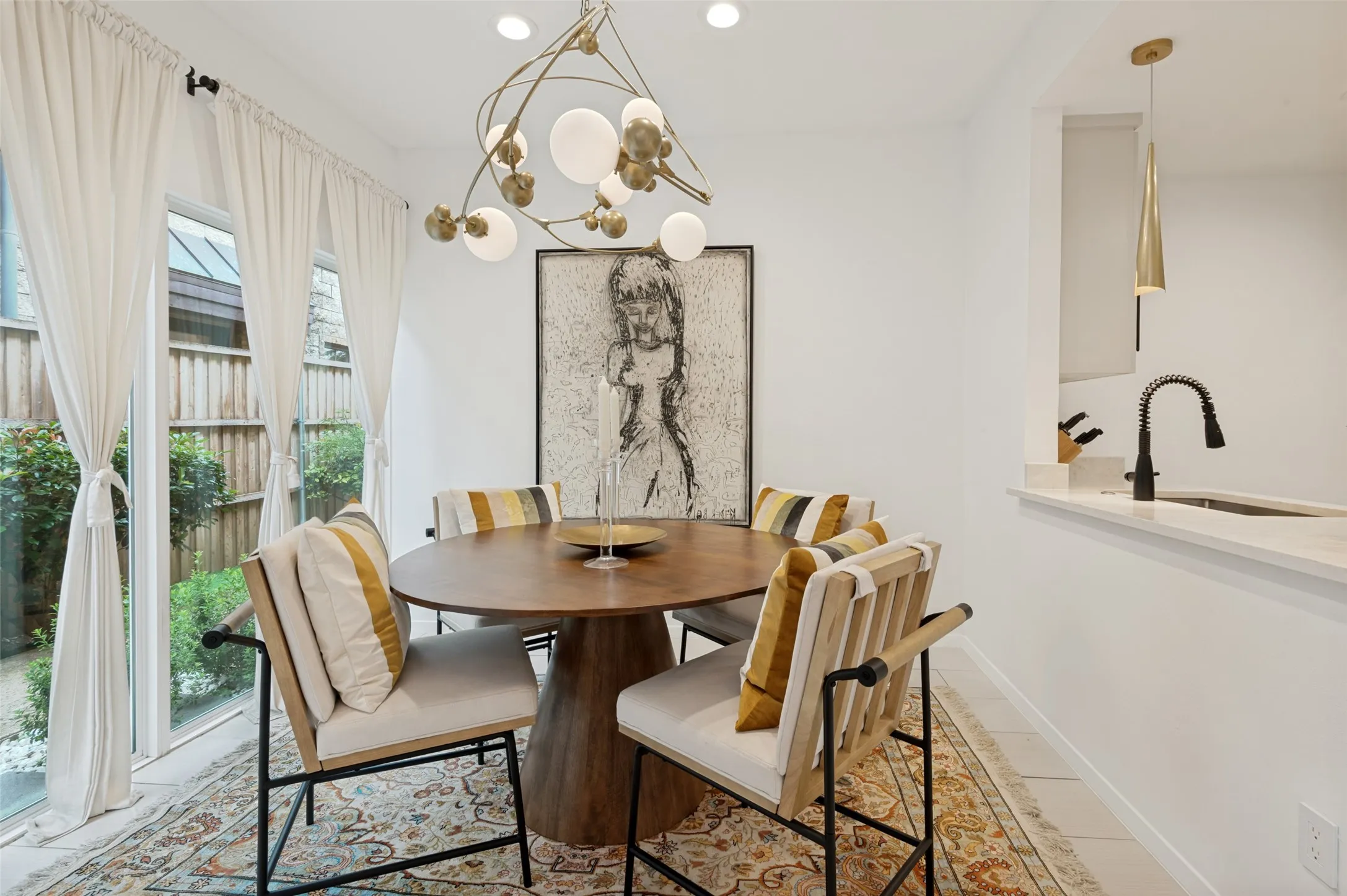Condominium For Sale in Dallas County , 2509 Welborn Street C, Dallas, Texas 75219, 2 Bedroom, 3 Bathroom, 1 Garage spaces, 1,380 Sqft, built in 1981, mls#21292288, Real Estate Agent in Dallas, Homes For Sale in Dallas county, Homes For Sale in Dallas, Realtor in Dallas Texas, Real Estate Brokerage Independent Realty Texas, Luminita Cordes Realtor