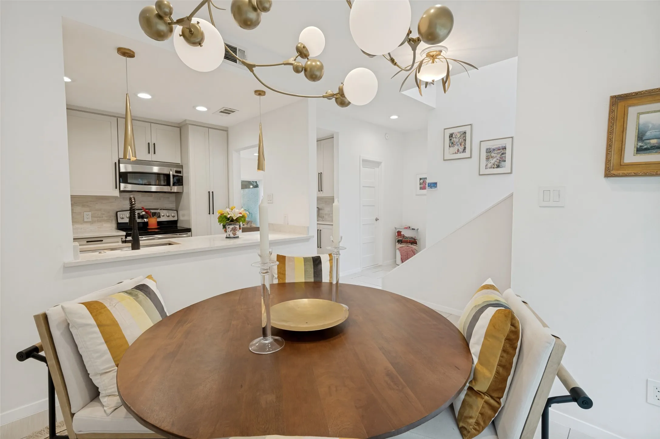 Condominium For Sale in Dallas County , 2509 Welborn Street C, Dallas, Texas 75219, 2 Bedroom, 3 Bathroom, 1 Garage spaces, 1,380 Sqft, built in 1981, mls#21292288, Real Estate Agent in Dallas, Homes For Sale in Dallas county, Homes For Sale in Dallas, Realtor in Dallas Texas, Real Estate Brokerage Independent Realty Texas, Luminita Cordes Realtor