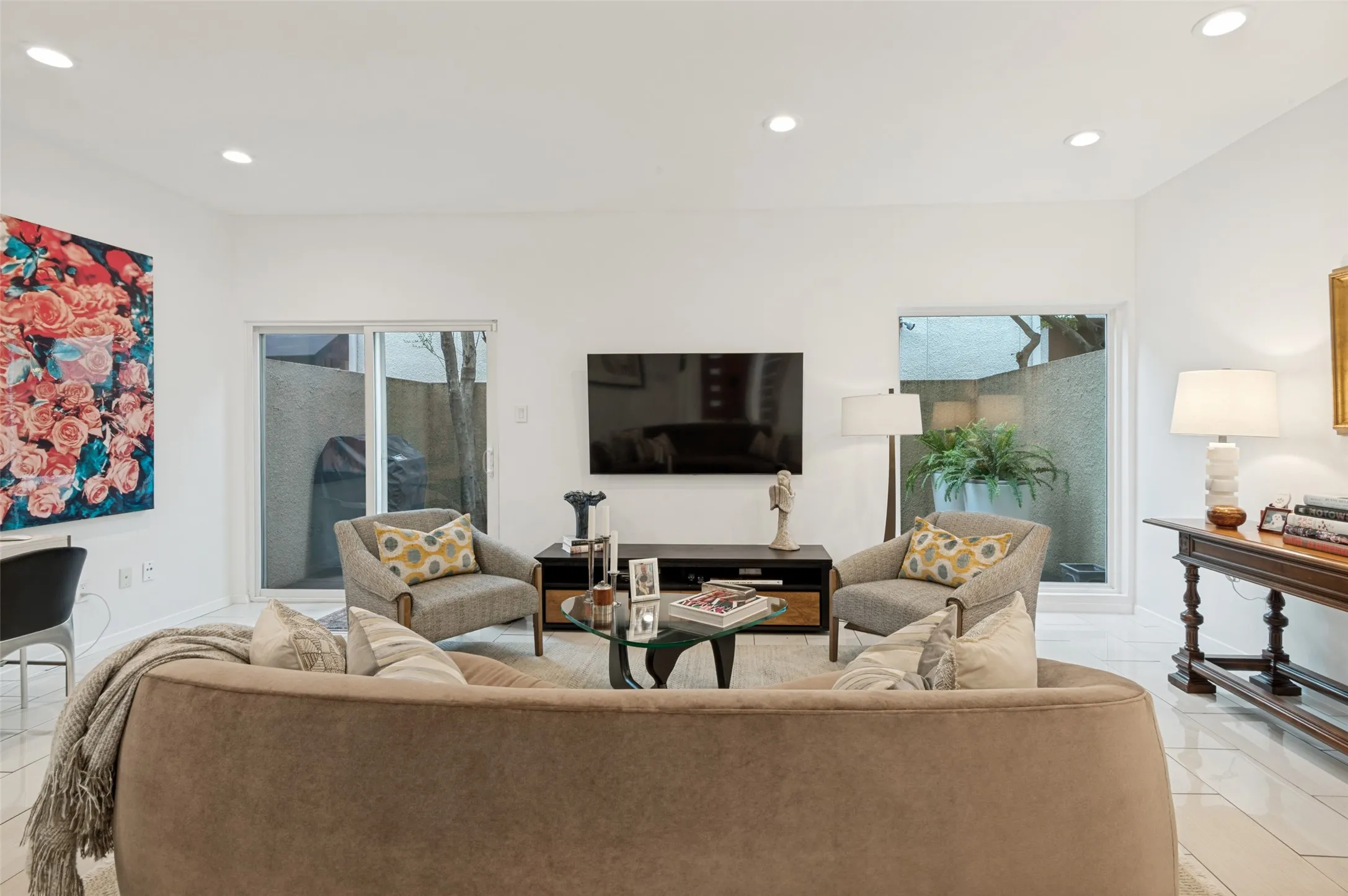 Condominium For Sale in Dallas County , 2509 Welborn Street C, Dallas, Texas 75219, 2 Bedroom, 3 Bathroom, 1 Garage spaces, 1,380 Sqft, built in 1981, mls#21292288, Real Estate Agent in Dallas, Homes For Sale in Dallas county, Homes For Sale in Dallas, Realtor in Dallas Texas, Real Estate Brokerage Independent Realty Texas, Luminita Cordes Realtor
