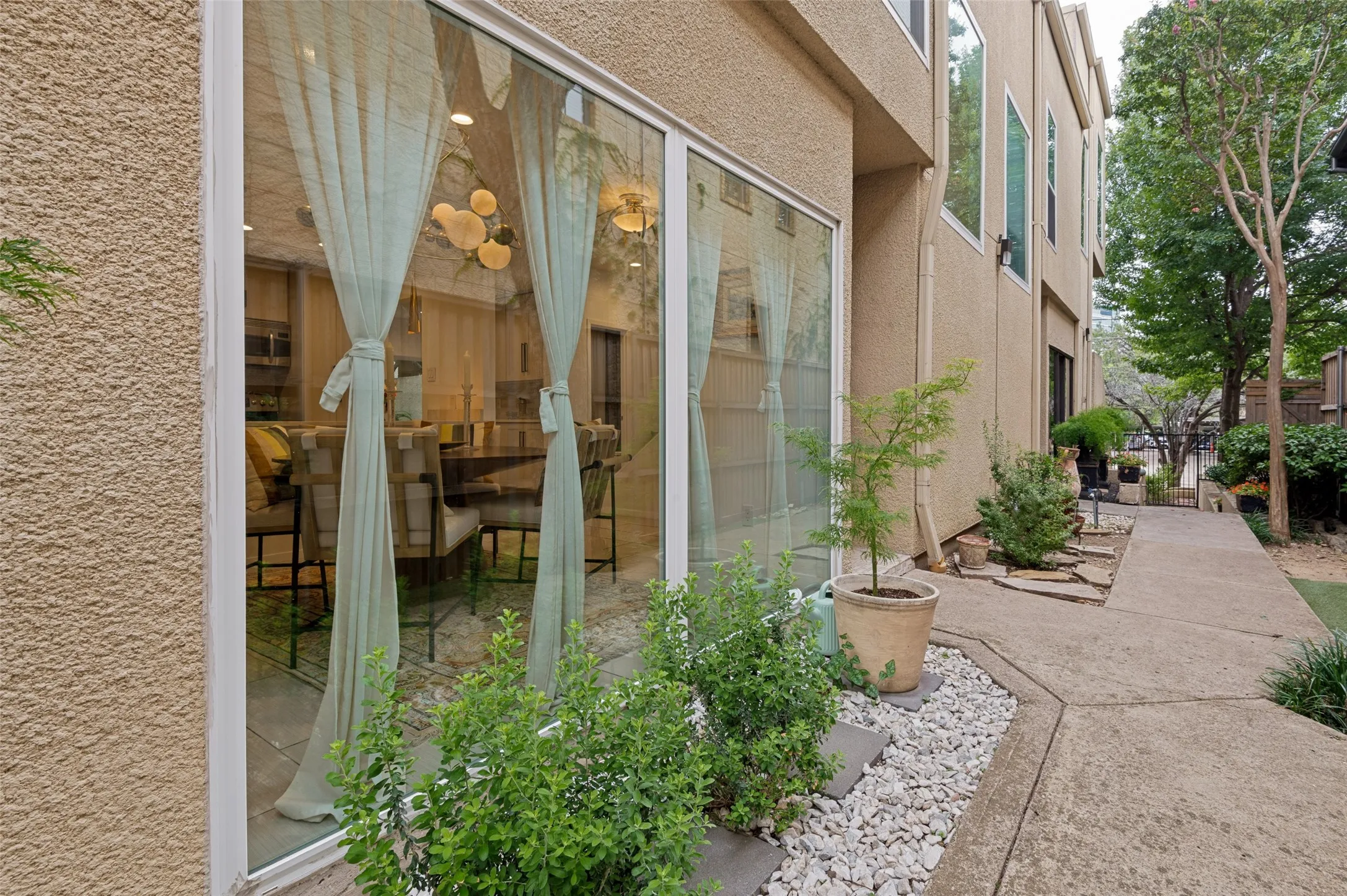 Condominium For Sale in Dallas County , 2509 Welborn Street C, Dallas, Texas 75219, 2 Bedroom, 3 Bathroom, 1 Garage spaces, 1,380 Sqft, built in 1981, mls#21292288, Real Estate Agent in Dallas, Homes For Sale in Dallas county, Homes For Sale in Dallas, Realtor in Dallas Texas, Real Estate Brokerage Independent Realty Texas, Luminita Cordes Realtor