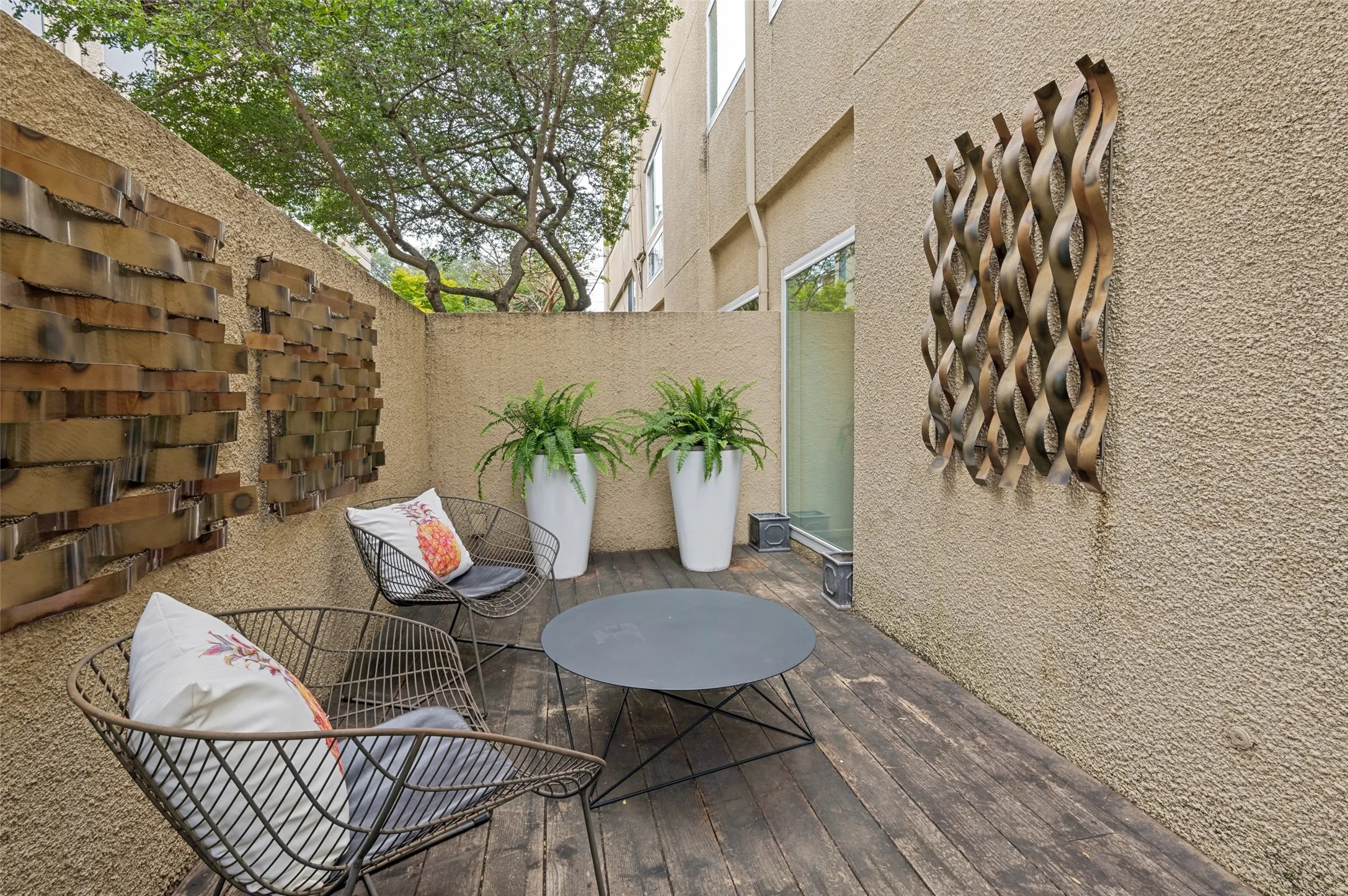 Condominium For Sale in Dallas County , 2509 Welborn Street C, Dallas, Texas 75219, 2 Bedroom, 3 Bathroom, 1 Garage spaces, 1,380 Sqft, built in 1981, mls#21292288, Real Estate Agent in Dallas, Homes For Sale in Dallas county, Homes For Sale in Dallas, Realtor in Dallas Texas, Real Estate Brokerage Independent Realty Texas, Luminita Cordes Realtor