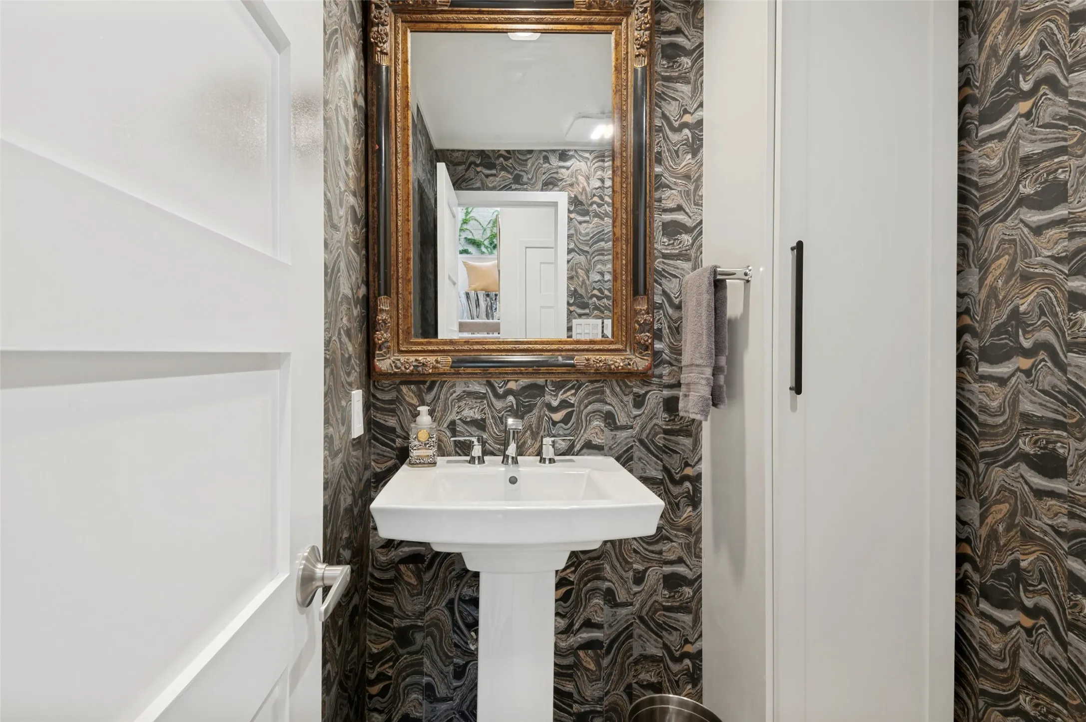 Condominium For Sale in Dallas County , 2509 Welborn Street C, Dallas, Texas 75219, 2 Bedroom, 3 Bathroom, 1 Garage spaces, 1,380 Sqft, built in 1981, mls#21292288, Real Estate Agent in Dallas, Homes For Sale in Dallas county, Homes For Sale in Dallas, Realtor in Dallas Texas, Real Estate Brokerage Independent Realty Texas, Luminita Cordes Realtor