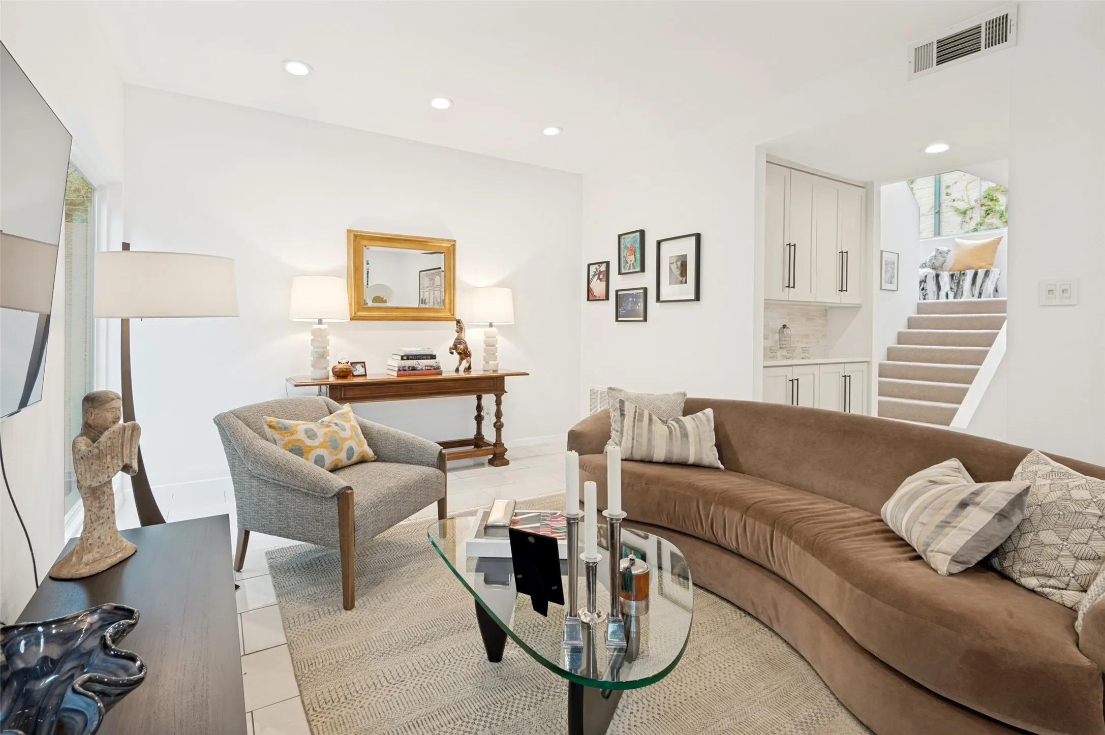 Condominium For Sale in Dallas County , 2509 Welborn Street C, Dallas, Texas 75219, 2 Bedroom, 3 Bathroom, 1 Garage spaces, 1,380 Sqft, built in 1981, mls#21292288, Real Estate Agent in Dallas, Homes For Sale in Dallas county, Homes For Sale in Dallas, Realtor in Dallas Texas, Real Estate Brokerage Independent Realty Texas, Luminita Cordes Realtor