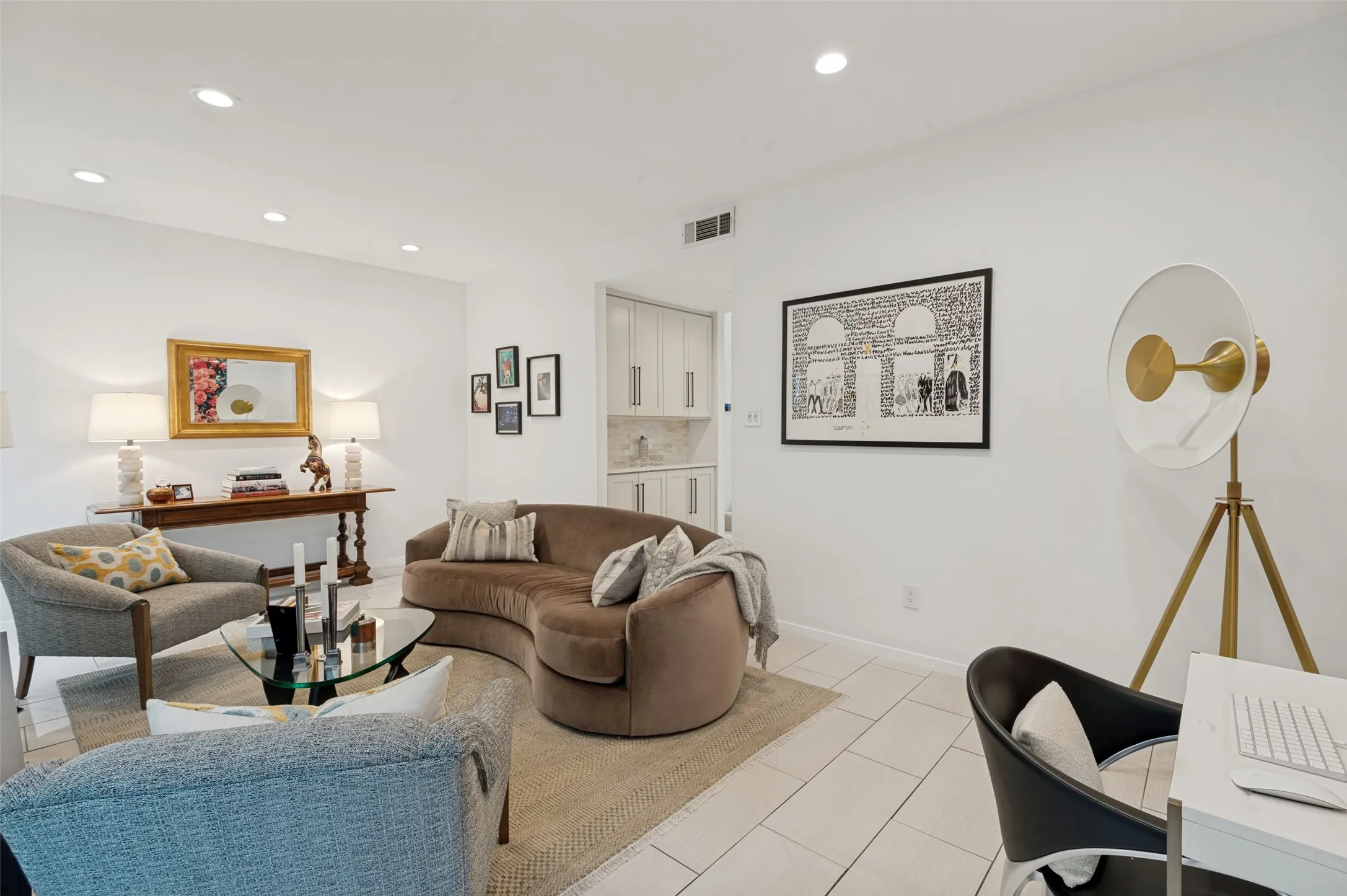 Condominium For Sale in Dallas County , 2509 Welborn Street C, Dallas, Texas 75219, 2 Bedroom, 3 Bathroom, 1 Garage spaces, 1,380 Sqft, built in 1981, mls#21292288, Real Estate Agent in Dallas, Homes For Sale in Dallas county, Homes For Sale in Dallas, Realtor in Dallas Texas, Real Estate Brokerage Independent Realty Texas, Luminita Cordes Realtor