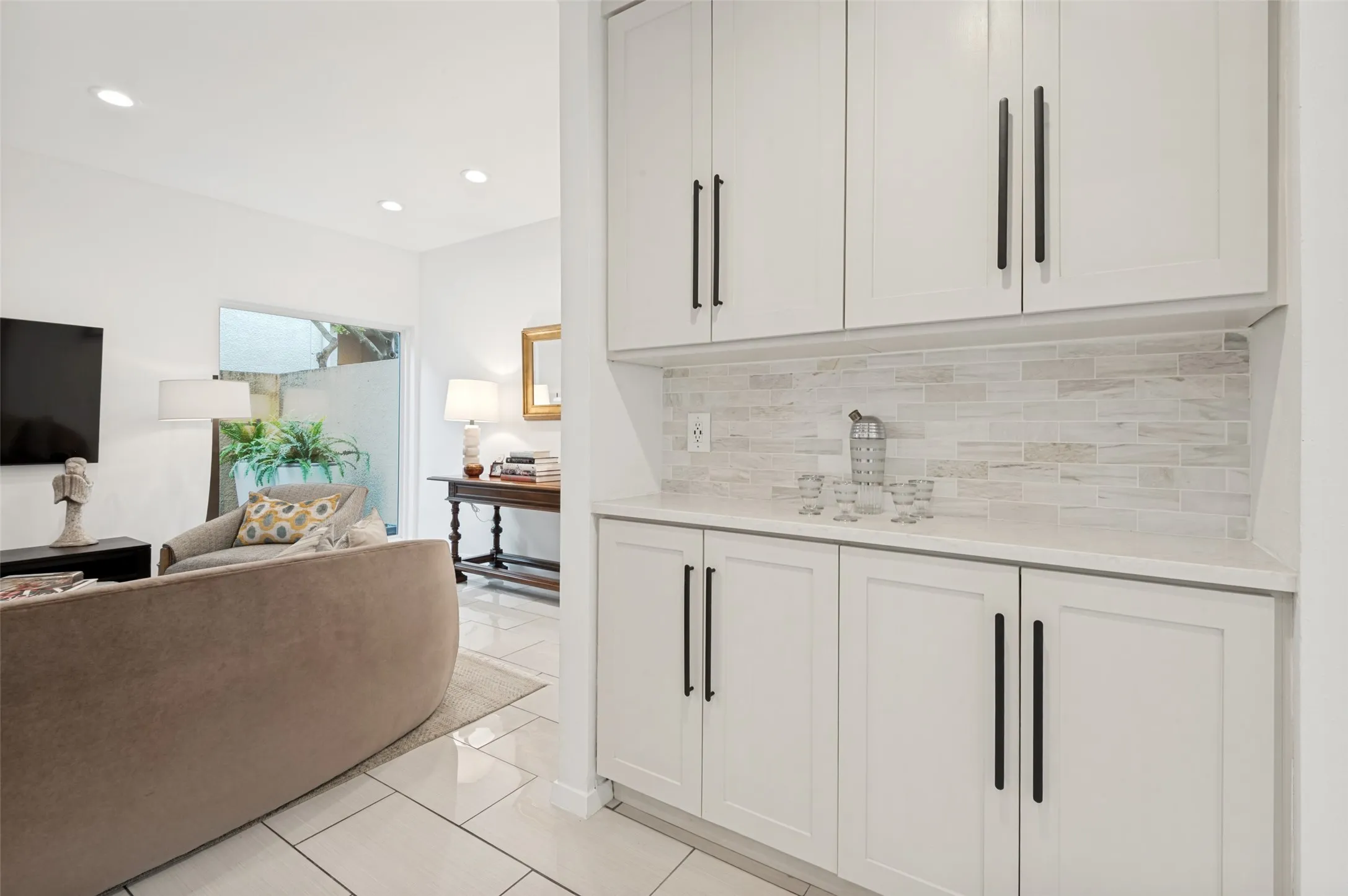 Condominium For Sale in Dallas County , 2509 Welborn Street C, Dallas, Texas 75219, 2 Bedroom, 3 Bathroom, 1 Garage spaces, 1,380 Sqft, built in 1981, mls#21292288, Real Estate Agent in Dallas, Homes For Sale in Dallas county, Homes For Sale in Dallas, Realtor in Dallas Texas, Real Estate Brokerage Independent Realty Texas, Luminita Cordes Realtor
