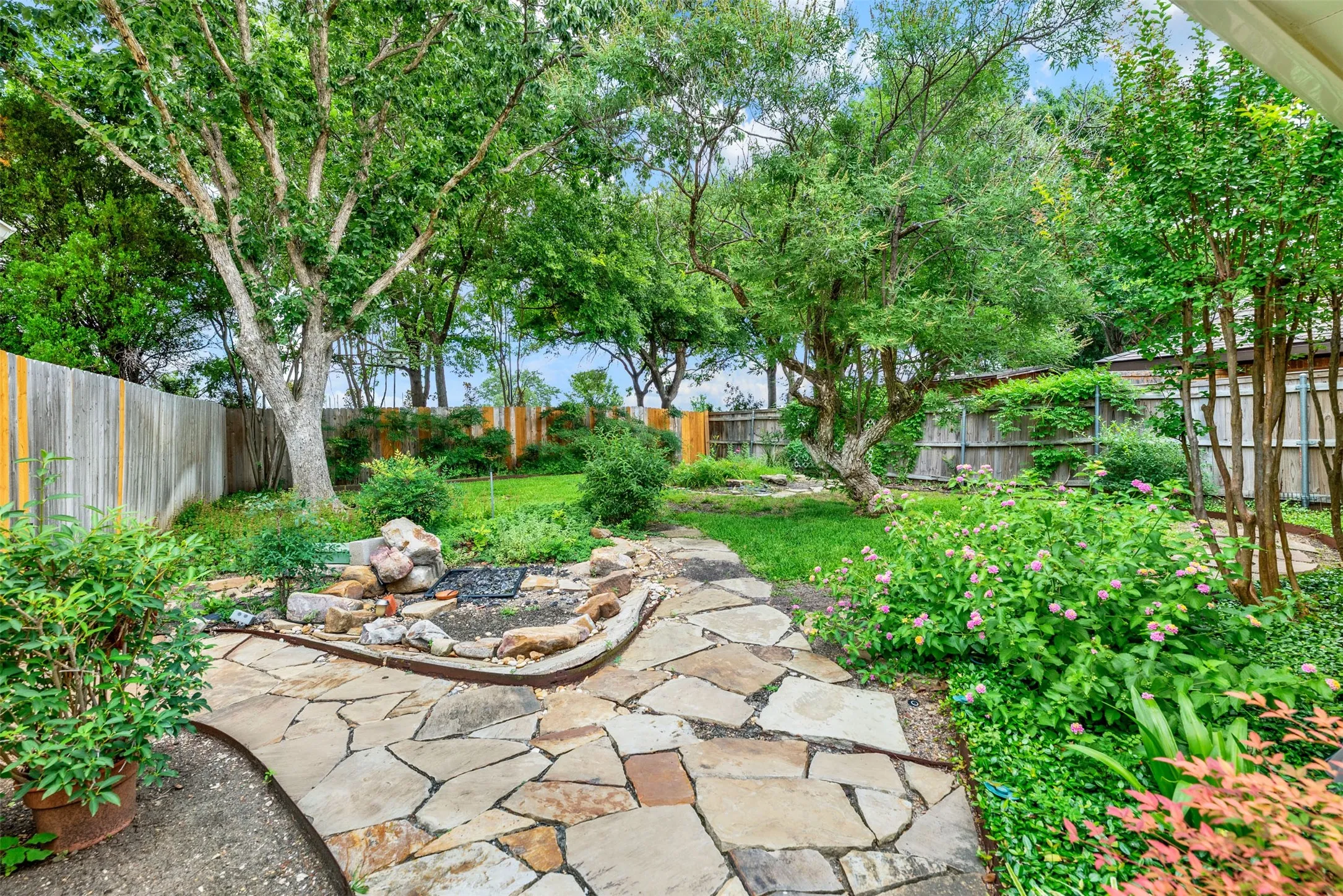 Single Family Residence For Sale in Dallas County , 3205 Cross Timbers Lane, Garland, Texas 75044, 4 Bedroom, 3 Bathroom, 2 Garage spaces, 2,500 Sqft, built in 1978, mls#21283693, Real Estate Agent in Garland, Homes For Sale in Dallas county, Homes For Sale in Garland, Realtor in Garland Texas, Real Estate Brokerage Independent Realty Texas, Luminita Cordes Realtor