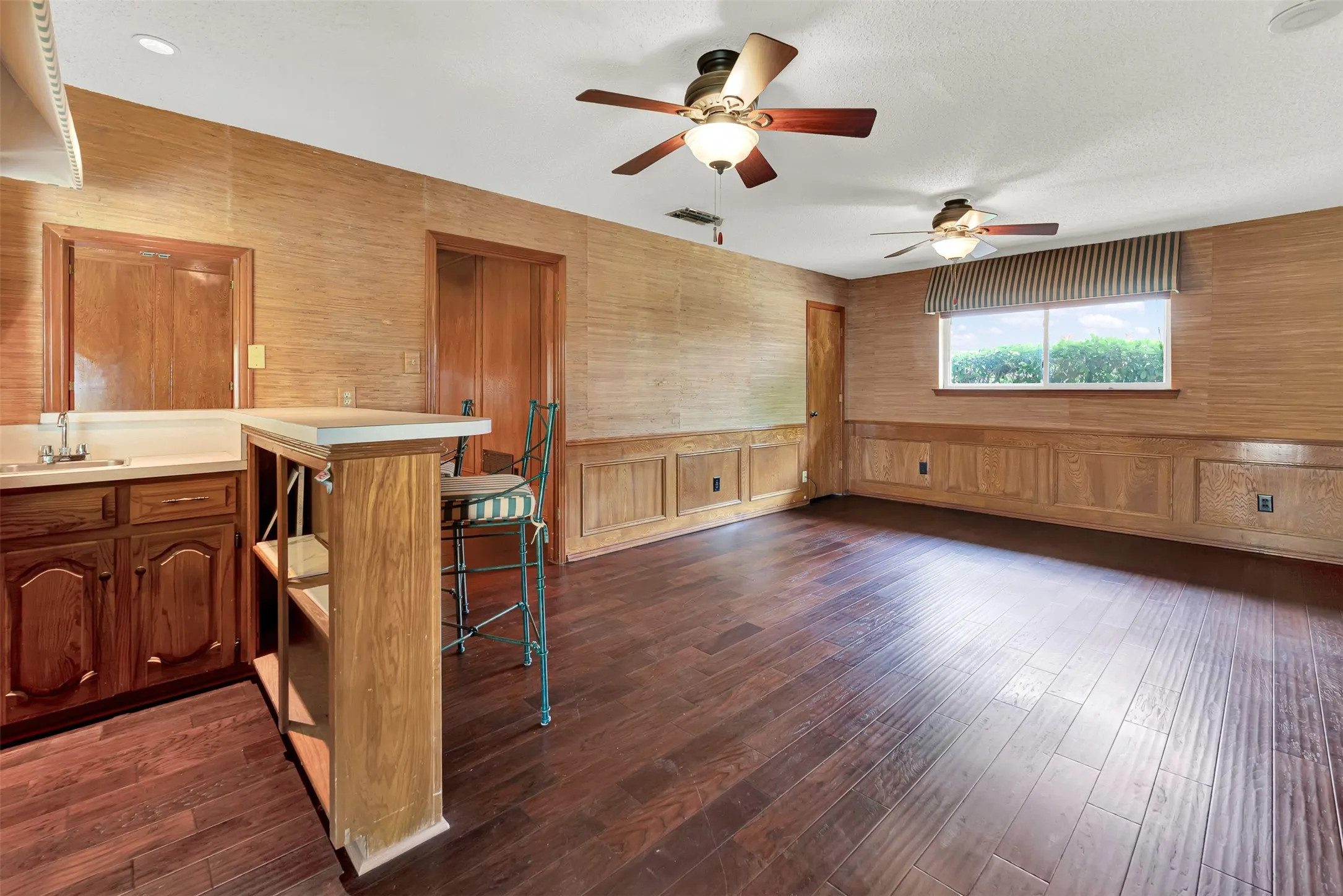 Single Family Residence For Sale in Dallas County , 3205 Cross Timbers Lane, Garland, Texas 75044, 4 Bedroom, 3 Bathroom, 2 Garage spaces, 2,500 Sqft, built in 1978, mls#21283693, Real Estate Agent in Garland, Homes For Sale in Dallas county, Homes For Sale in Garland, Realtor in Garland Texas, Real Estate Brokerage Independent Realty Texas, Luminita Cordes Realtor