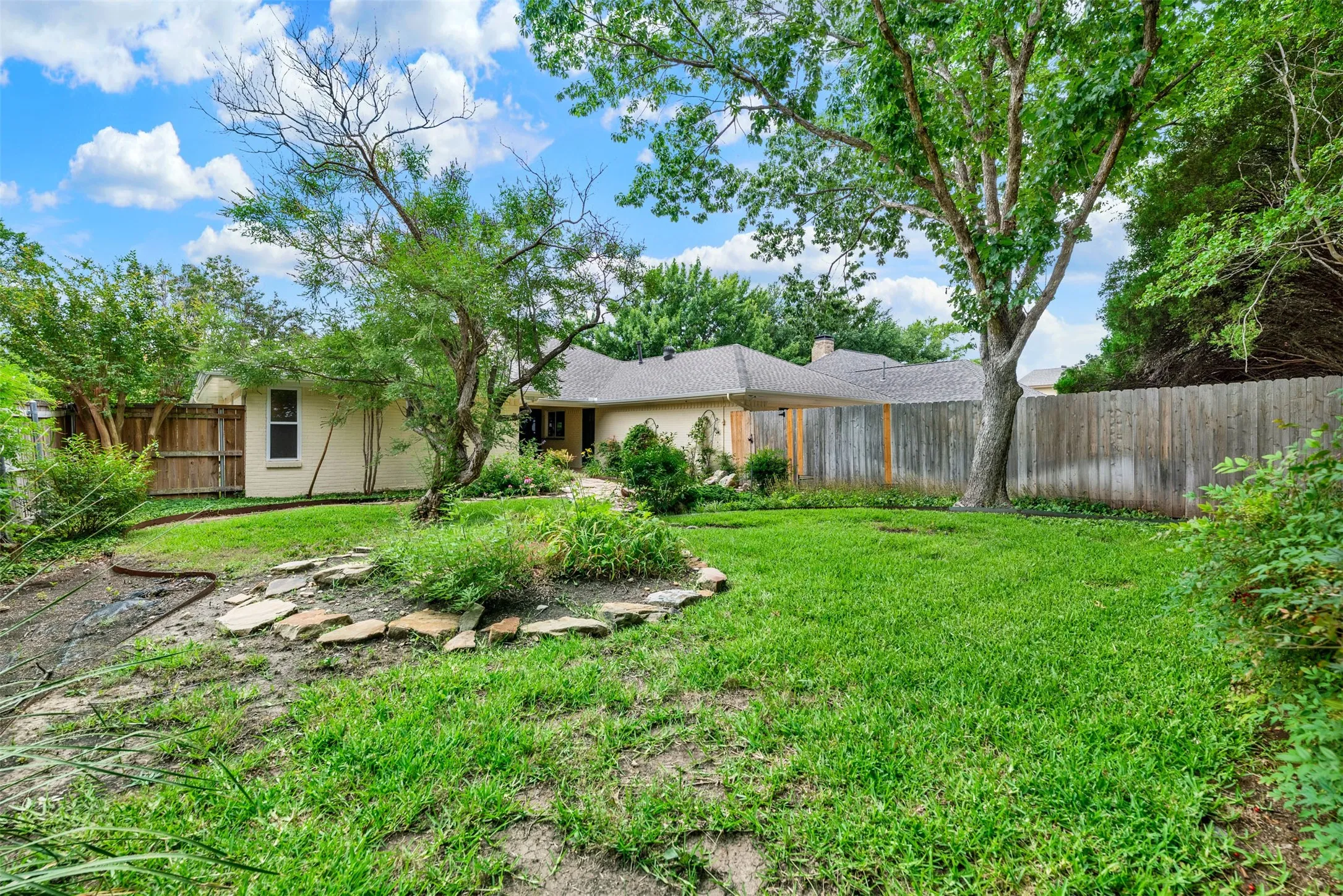 Single Family Residence For Sale in Dallas County , 3205 Cross Timbers Lane, Garland, Texas 75044, 4 Bedroom, 3 Bathroom, 2 Garage spaces, 2,500 Sqft, built in 1978, mls#21283693, Real Estate Agent in Garland, Homes For Sale in Dallas county, Homes For Sale in Garland, Realtor in Garland Texas, Real Estate Brokerage Independent Realty Texas, Luminita Cordes Realtor