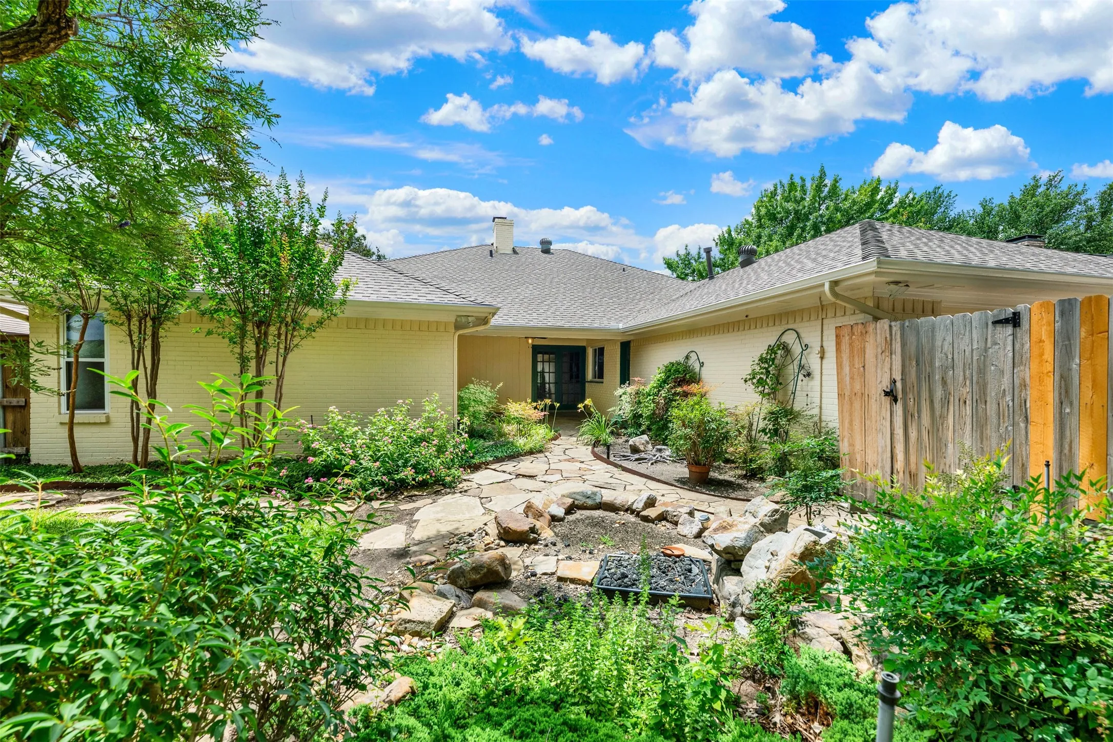 Single Family Residence For Sale in Dallas County , 3205 Cross Timbers Lane, Garland, Texas 75044, 4 Bedroom, 3 Bathroom, 2 Garage spaces, 2,500 Sqft, built in 1978, mls#21283693, Real Estate Agent in Garland, Homes For Sale in Dallas county, Homes For Sale in Garland, Realtor in Garland Texas, Real Estate Brokerage Independent Realty Texas, Luminita Cordes Realtor