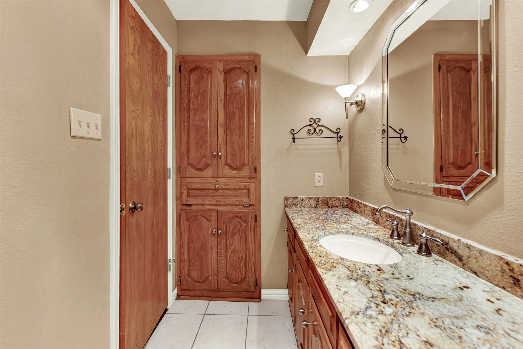 Single Family Residence For Sale in Dallas County , 3205 Cross Timbers Lane, Garland, Texas 75044, 4 Bedroom, 3 Bathroom, 2 Garage spaces, 2,500 Sqft, built in 1978, mls#21283693, Real Estate Agent in Garland, Homes For Sale in Dallas county, Homes For Sale in Garland, Realtor in Garland Texas, Real Estate Brokerage Independent Realty Texas, Luminita Cordes Realtor