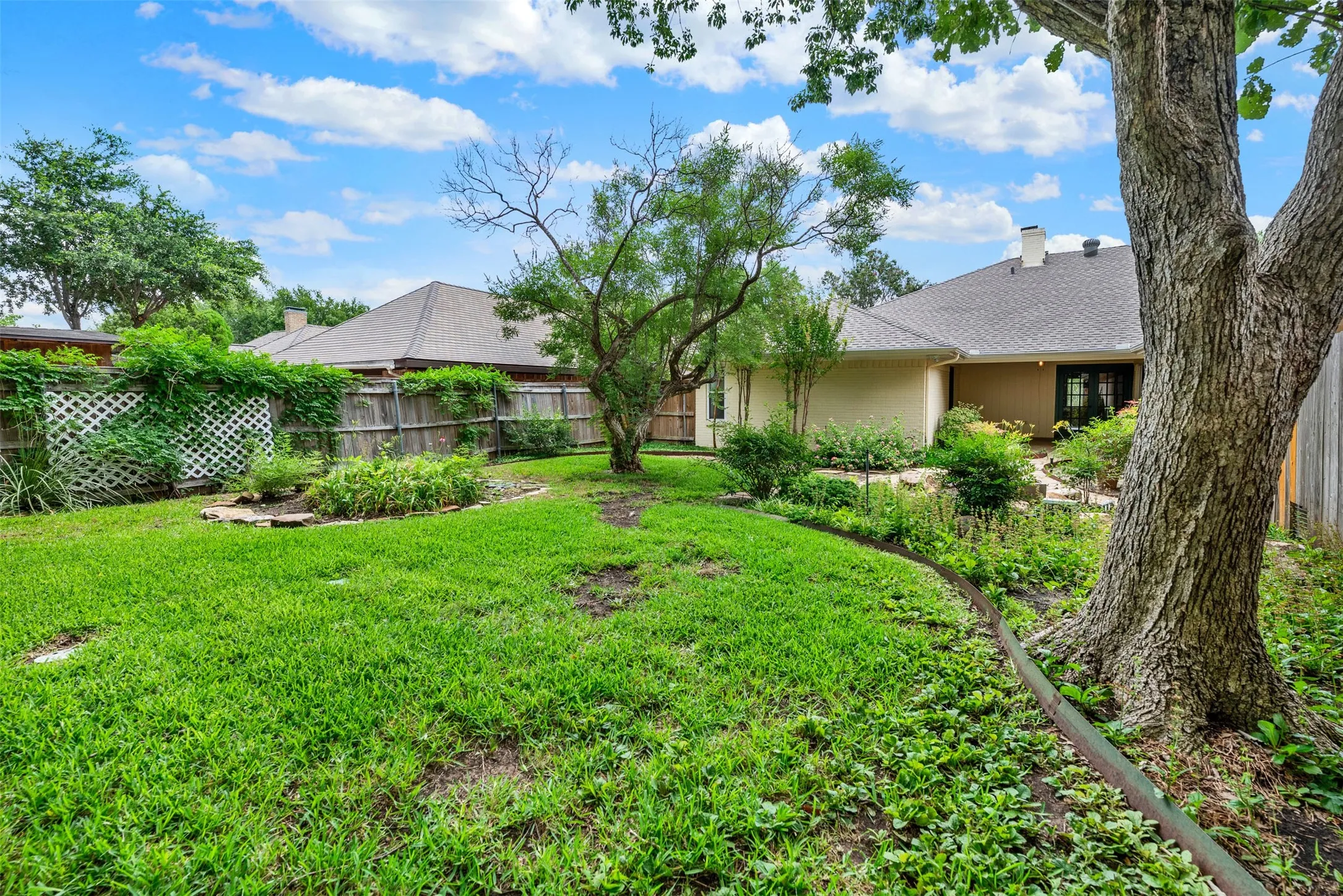 Single Family Residence For Sale in Dallas County , 3205 Cross Timbers Lane, Garland, Texas 75044, 4 Bedroom, 3 Bathroom, 2 Garage spaces, 2,500 Sqft, built in 1978, mls#21283693, Real Estate Agent in Garland, Homes For Sale in Dallas county, Homes For Sale in Garland, Realtor in Garland Texas, Real Estate Brokerage Independent Realty Texas, Luminita Cordes Realtor