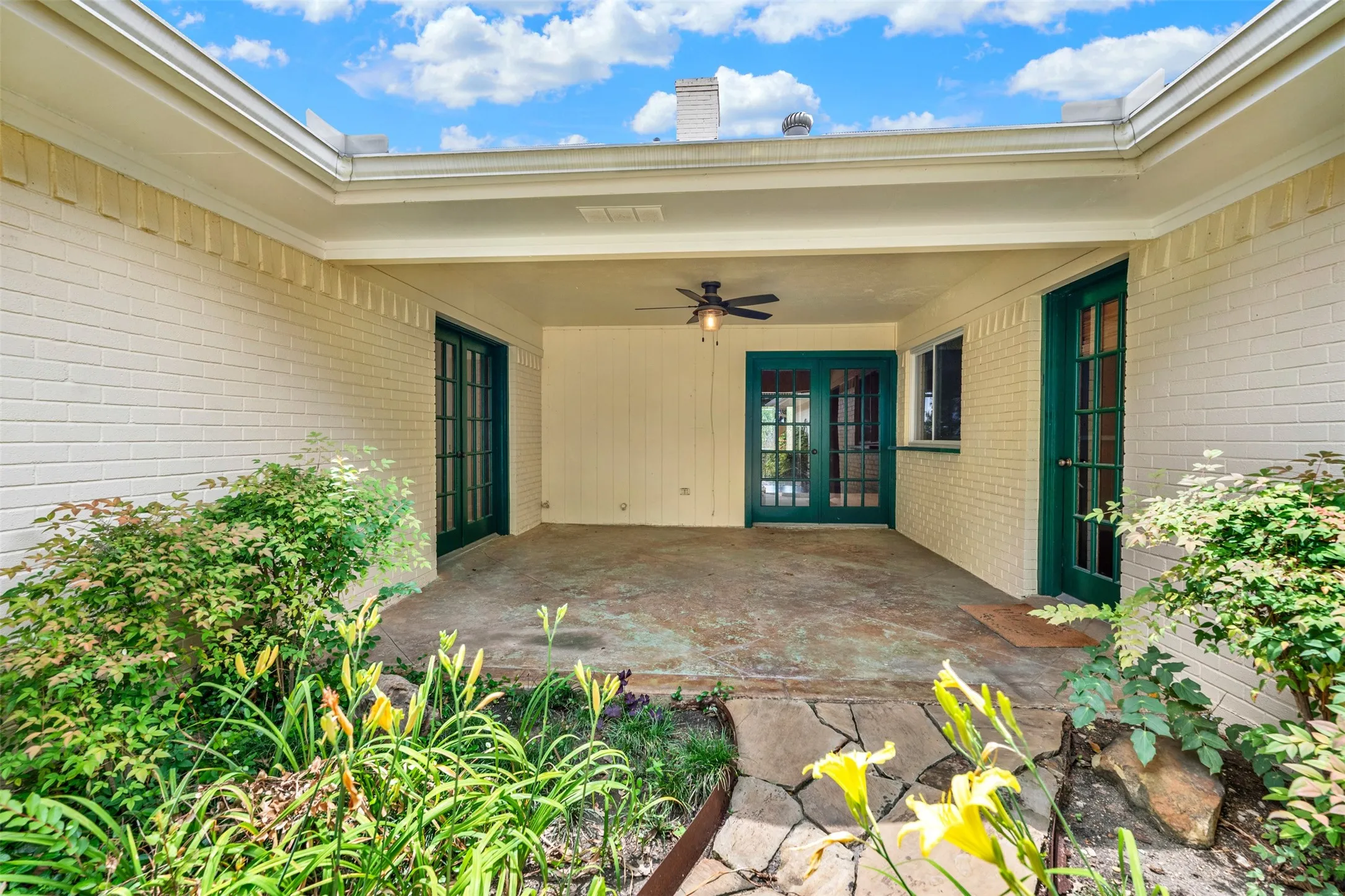 Single Family Residence For Sale in Dallas County , 3205 Cross Timbers Lane, Garland, Texas 75044, 4 Bedroom, 3 Bathroom, 2 Garage spaces, 2,500 Sqft, built in 1978, mls#21283693, Real Estate Agent in Garland, Homes For Sale in Dallas county, Homes For Sale in Garland, Realtor in Garland Texas, Real Estate Brokerage Independent Realty Texas, Luminita Cordes Realtor