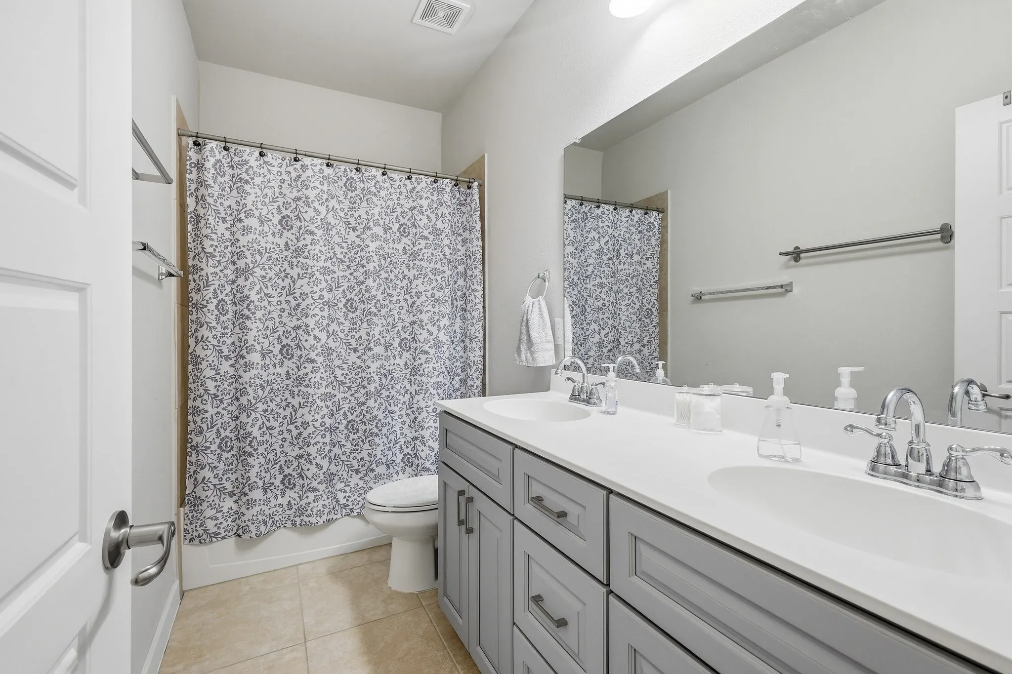 Single Family Residence For Sale in Tarrant County , 1813 Otwell Drive, Fort Worth, Texas 76052, 5 Bedroom, 4 Bathroom, 3 Garage spaces, 3,053 Sqft, built in 2020, mls#21289336, Real Estate Agent in Fort Worth, Homes For Sale in Tarrant county, Homes For Sale in Fort Worth, Realtor in Fort Worth Texas, Real Estate Brokerage Independent Realty Texas, Luminita Cordes Realtor