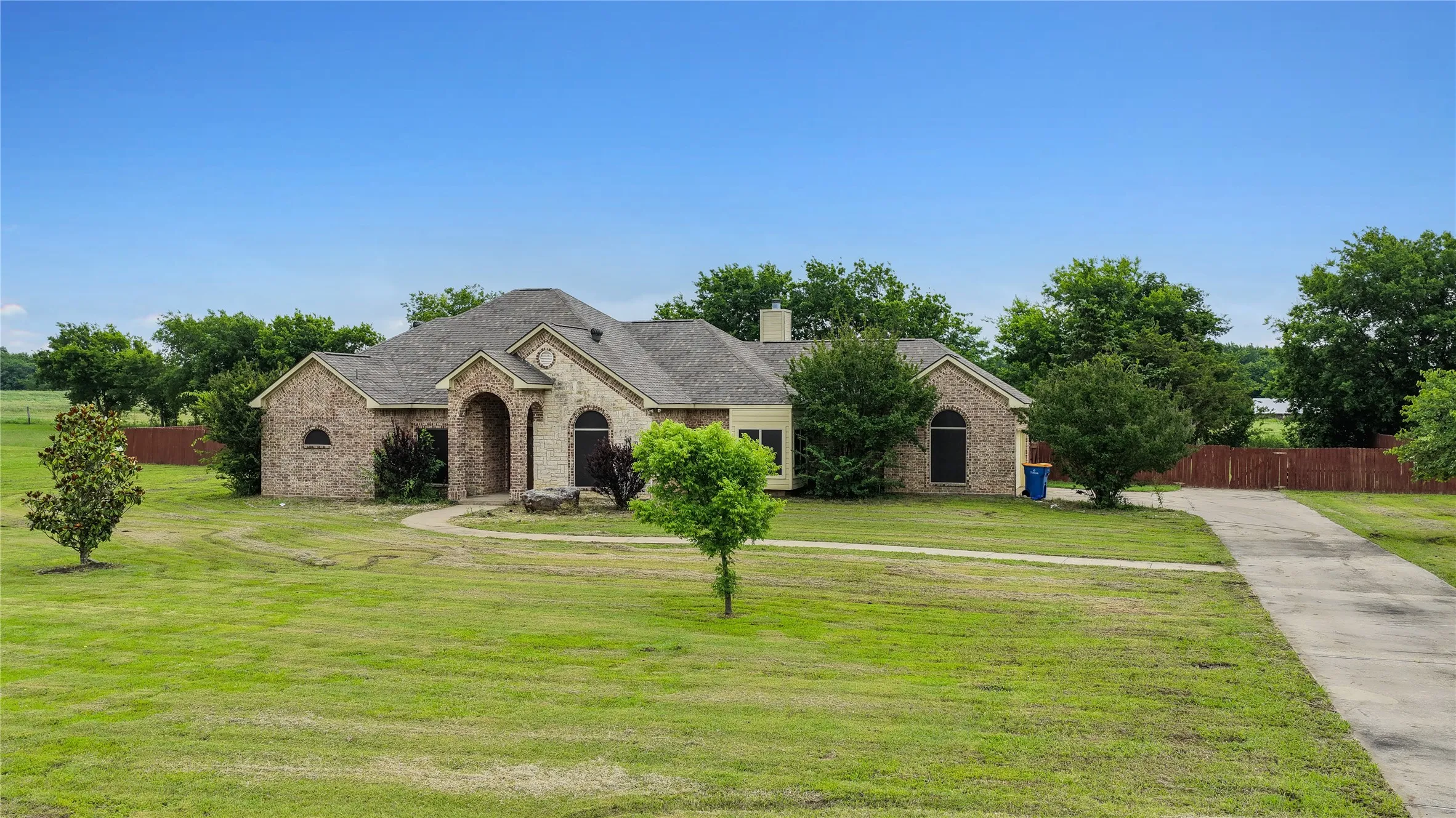 Single Family Residence For Sale in Grayson County , 2909 Wilsonwood Way S, Sherman, Texas 75092, 3 Bedroom, 3 Bathroom, 2 Garage spaces, 2,248 Sqft, built in 2002, mls#21293686, Real Estate Agent in Sherman, Homes For Sale in Grayson county, Homes For Sale in Sherman, Realtor in Sherman Texas, Real Estate Brokerage Independent Realty Texas, Luminita Cordes Realtor