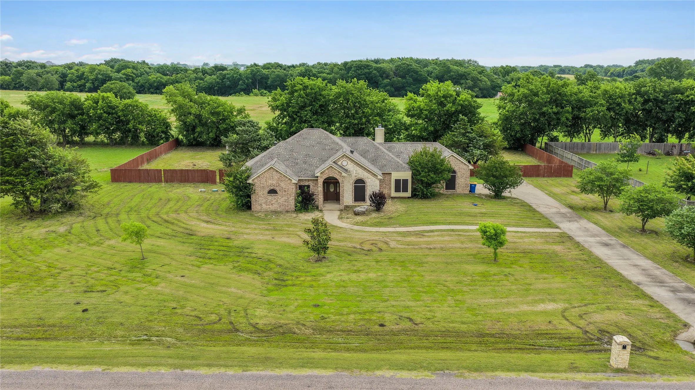 Single Family Residence For Sale in Grayson County , 2909 Wilsonwood Way S, Sherman, Texas 75092, 3 Bedroom, 3 Bathroom, 2 Garage spaces, 2,248 Sqft, built in 2002, mls#21293686, Real Estate Agent in Sherman, Homes For Sale in Grayson county, Homes For Sale in Sherman, Realtor in Sherman Texas, Real Estate Brokerage Independent Realty Texas, Luminita Cordes Realtor