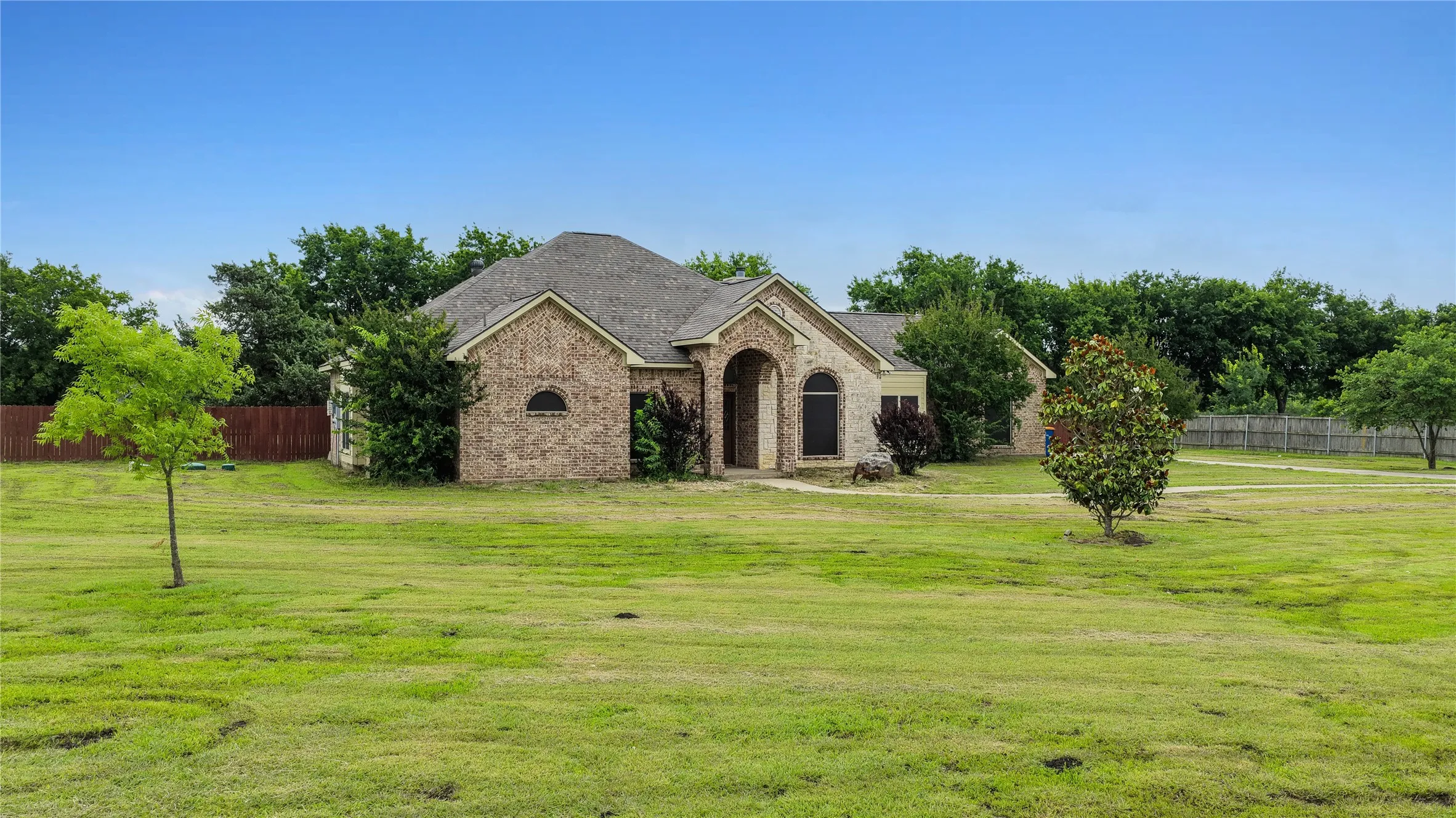 Single Family Residence For Sale in Grayson County , 2909 Wilsonwood Way S, Sherman, Texas 75092, 3 Bedroom, 3 Bathroom, 2 Garage spaces, 2,248 Sqft, built in 2002, mls#21293686, Real Estate Agent in Sherman, Homes For Sale in Grayson county, Homes For Sale in Sherman, Realtor in Sherman Texas, Real Estate Brokerage Independent Realty Texas, Luminita Cordes Realtor