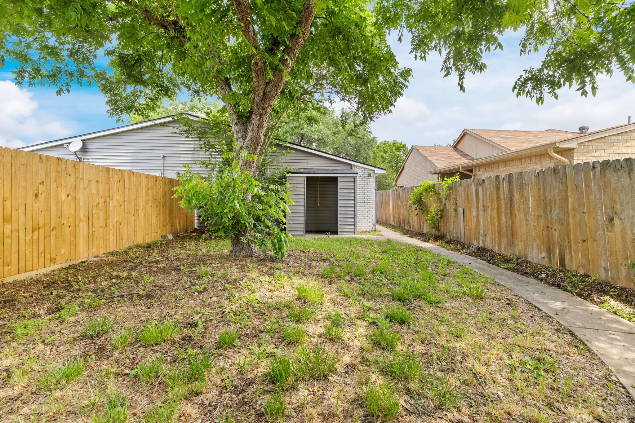 Single Family Residence For Sale in Denton County , 4627 Chapman Street, The Colony, Texas 75056, 2 Bedroom, 1 Bathroom, Garage spaces, 1,008 Sqft, built in 1983, mls#21293462, Real Estate Agent in The Colony, Homes For Sale in Denton county, Homes For Sale in The Colony, Realtor in The Colony Texas, Real Estate Brokerage Independent Realty Texas, Luminita Cordes Realtor