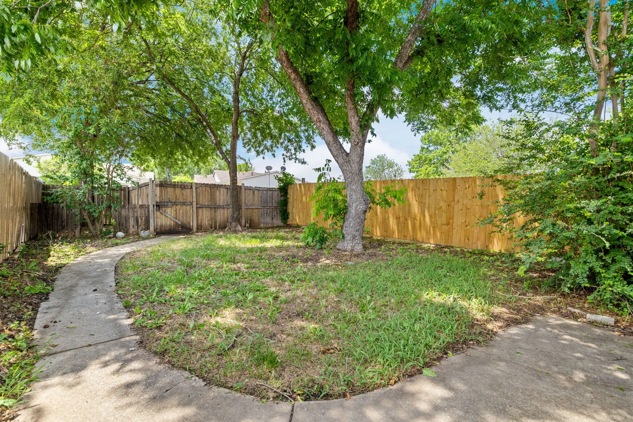 Single Family Residence For Sale in Denton County , 4627 Chapman Street, The Colony, Texas 75056, 2 Bedroom, 1 Bathroom, Garage spaces, 1,008 Sqft, built in 1983, mls#21293462, Real Estate Agent in The Colony, Homes For Sale in Denton county, Homes For Sale in The Colony, Realtor in The Colony Texas, Real Estate Brokerage Independent Realty Texas, Luminita Cordes Realtor