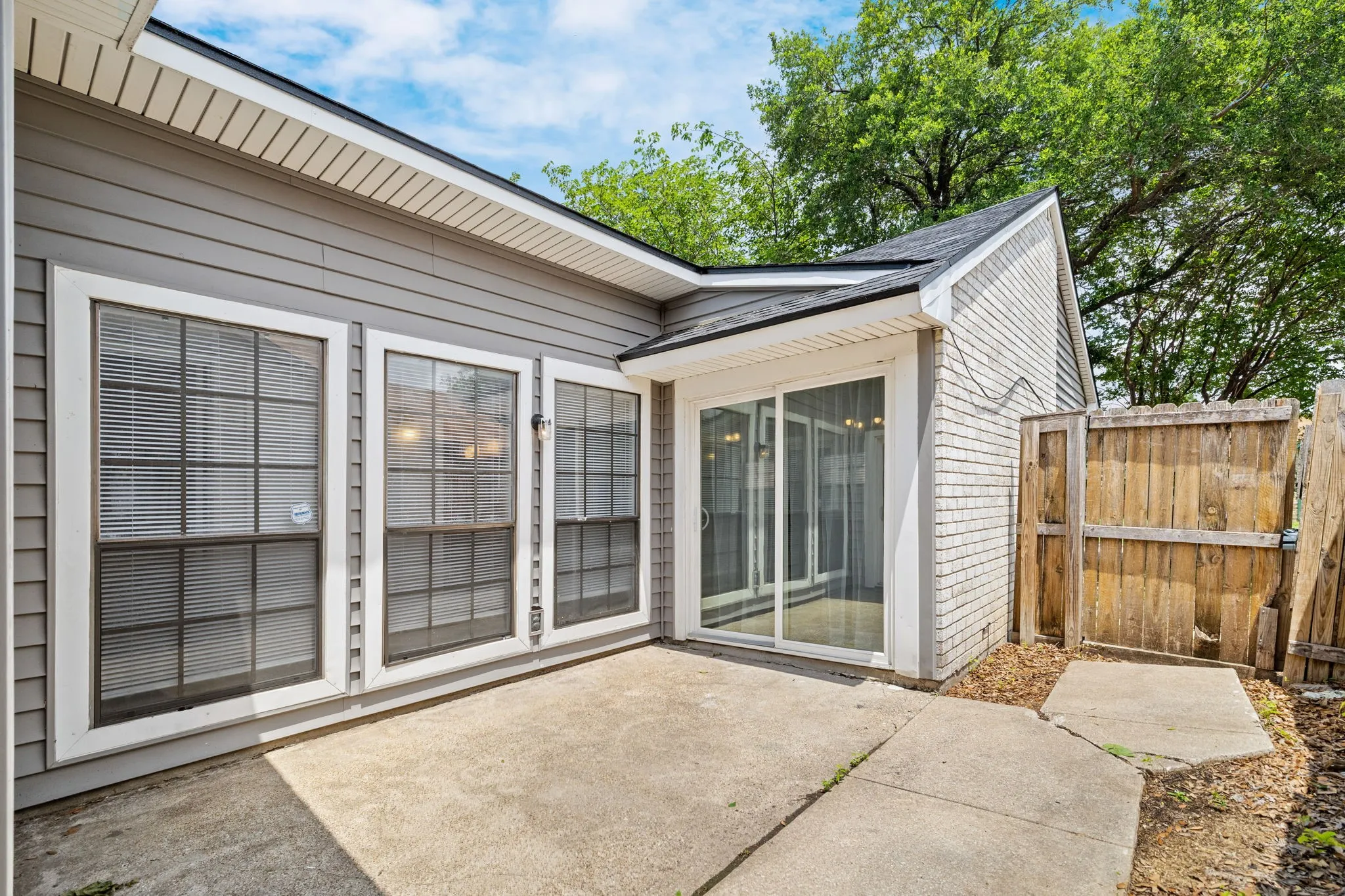 Single Family Residence For Sale in Denton County , 4627 Chapman Street, The Colony, Texas 75056, 2 Bedroom, 1 Bathroom, Garage spaces, 1,008 Sqft, built in 1983, mls#21293462, Real Estate Agent in The Colony, Homes For Sale in Denton county, Homes For Sale in The Colony, Realtor in The Colony Texas, Real Estate Brokerage Independent Realty Texas, Luminita Cordes Realtor