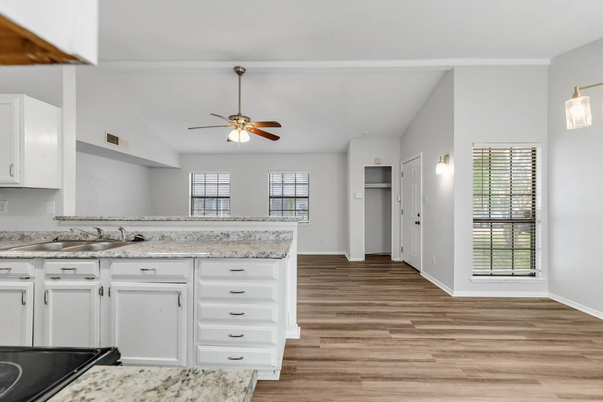 Single Family Residence For Sale in Denton County , 4627 Chapman Street, The Colony, Texas 75056, 2 Bedroom, 1 Bathroom, Garage spaces, 1,008 Sqft, built in 1983, mls#21293462, Real Estate Agent in The Colony, Homes For Sale in Denton county, Homes For Sale in The Colony, Realtor in The Colony Texas, Real Estate Brokerage Independent Realty Texas, Luminita Cordes Realtor