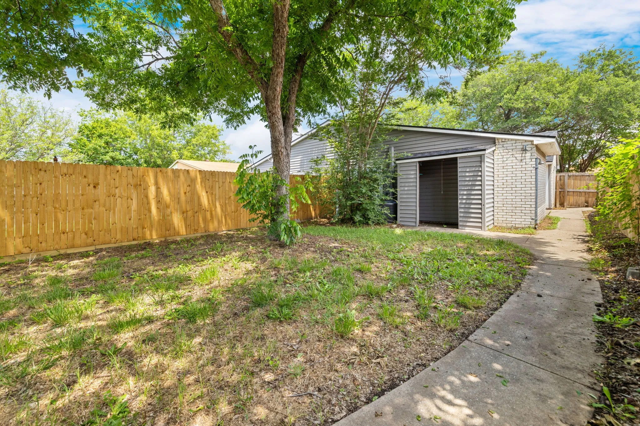 Single Family Residence For Sale in Denton County , 4627 Chapman Street, The Colony, Texas 75056, 2 Bedroom, 1 Bathroom, Garage spaces, 1,008 Sqft, built in 1983, mls#21293462, Real Estate Agent in The Colony, Homes For Sale in Denton county, Homes For Sale in The Colony, Realtor in The Colony Texas, Real Estate Brokerage Independent Realty Texas, Luminita Cordes Realtor