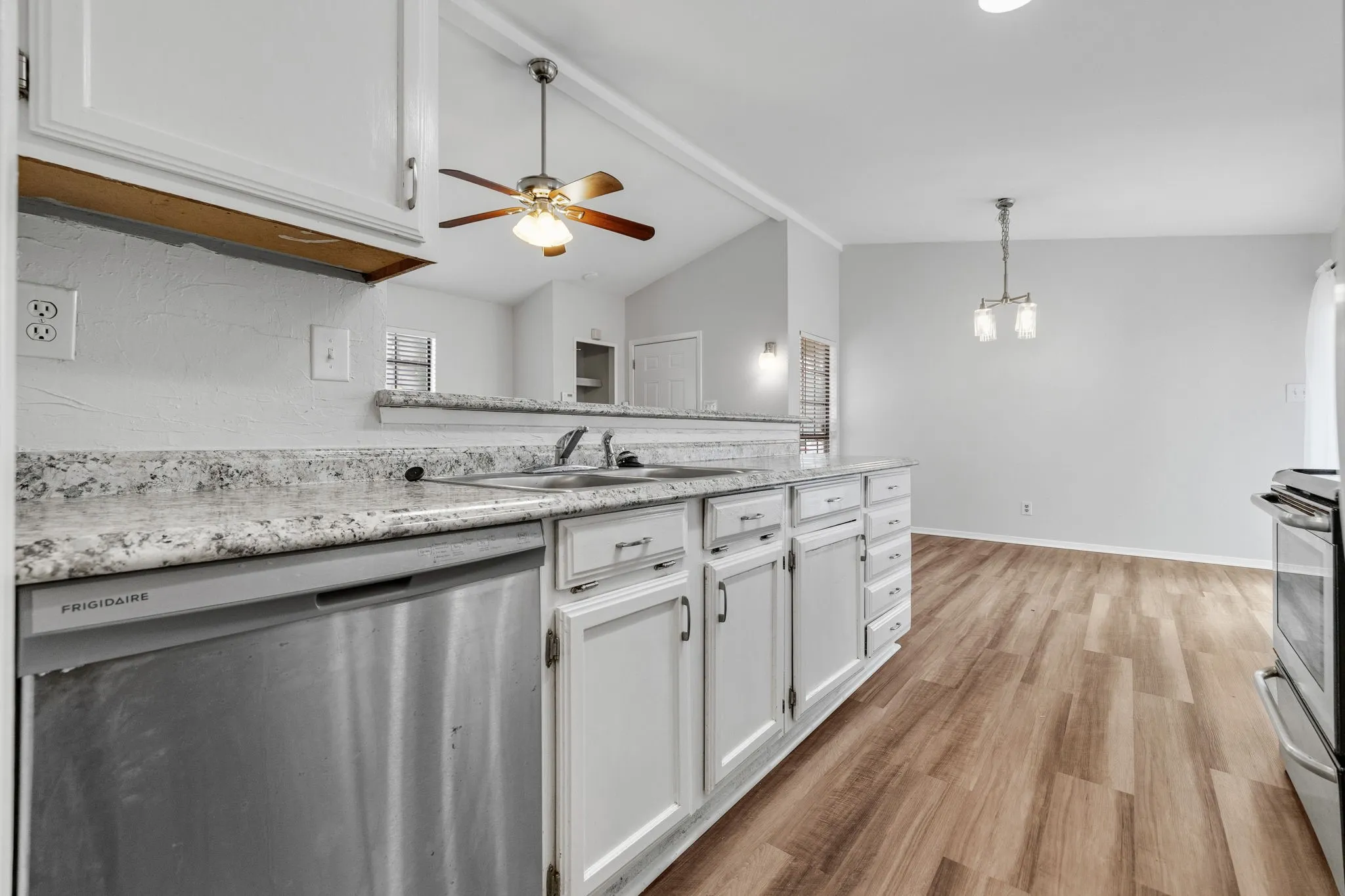 Single Family Residence For Sale in Denton County , 4627 Chapman Street, The Colony, Texas 75056, 2 Bedroom, 1 Bathroom, Garage spaces, 1,008 Sqft, built in 1983, mls#21293462, Real Estate Agent in The Colony, Homes For Sale in Denton county, Homes For Sale in The Colony, Realtor in The Colony Texas, Real Estate Brokerage Independent Realty Texas, Luminita Cordes Realtor