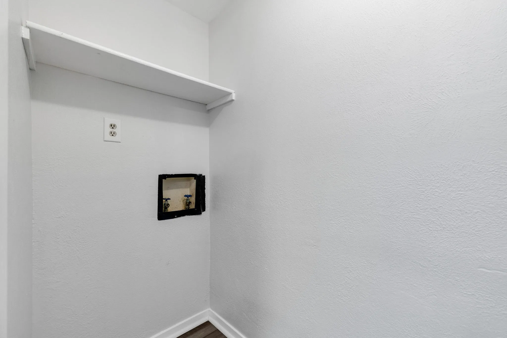 Single Family Residence For Sale in Denton County , 4627 Chapman Street, The Colony, Texas 75056, 2 Bedroom, 1 Bathroom, Garage spaces, 1,008 Sqft, built in 1983, mls#21293462, Real Estate Agent in The Colony, Homes For Sale in Denton county, Homes For Sale in The Colony, Realtor in The Colony Texas, Real Estate Brokerage Independent Realty Texas, Luminita Cordes Realtor