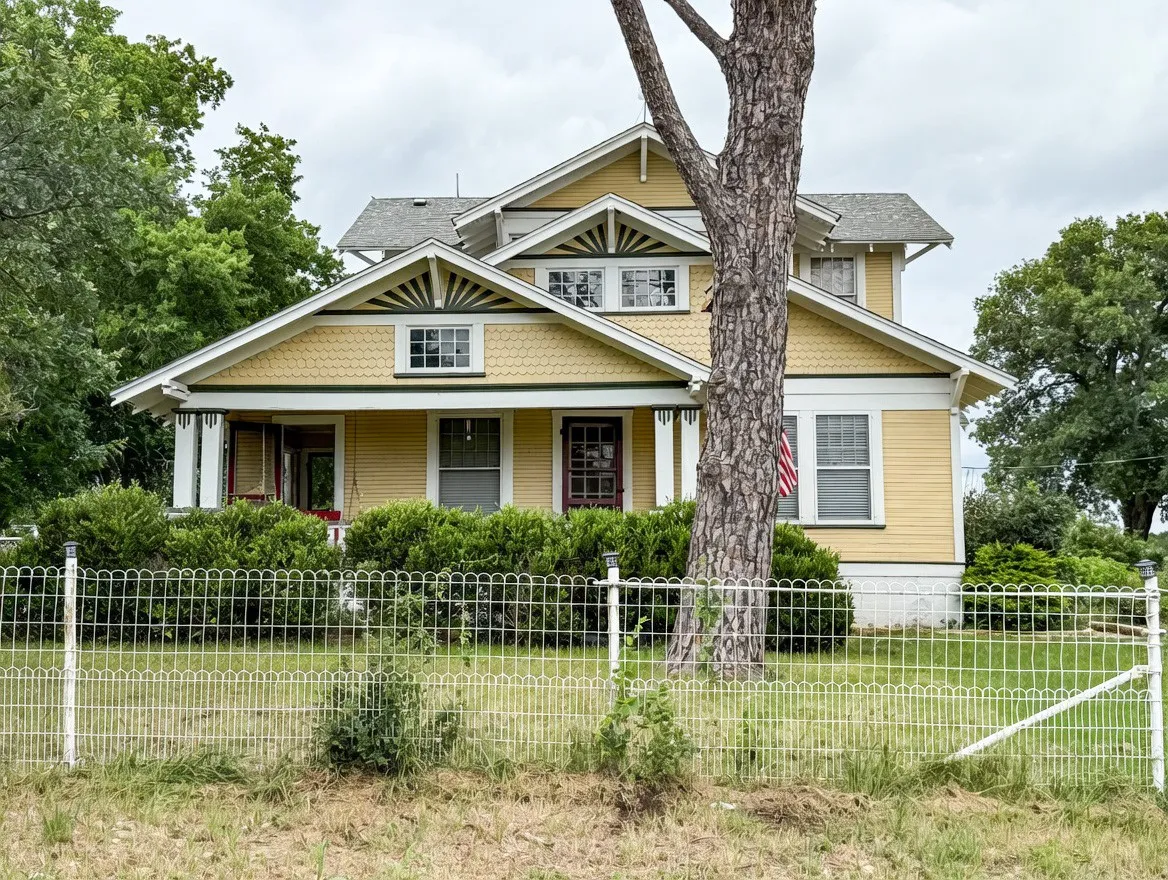 Farm For Sale in Mc Lennan County , 2749 Mcgregor South Loop, Mc Gregor, Texas 76657, 3 Bedroom, 3 Bathroom, Garage spaces, 2,294 Sqft, built in 1919, mls#21293675, Real Estate Agent in Mc Gregor, Homes For Sale in Mc Lennan county, Homes For Sale in Mc Gregor, Realtor in Mc Gregor Texas, Real Estate Brokerage Independent Realty Texas, Luminita Cordes Realtor