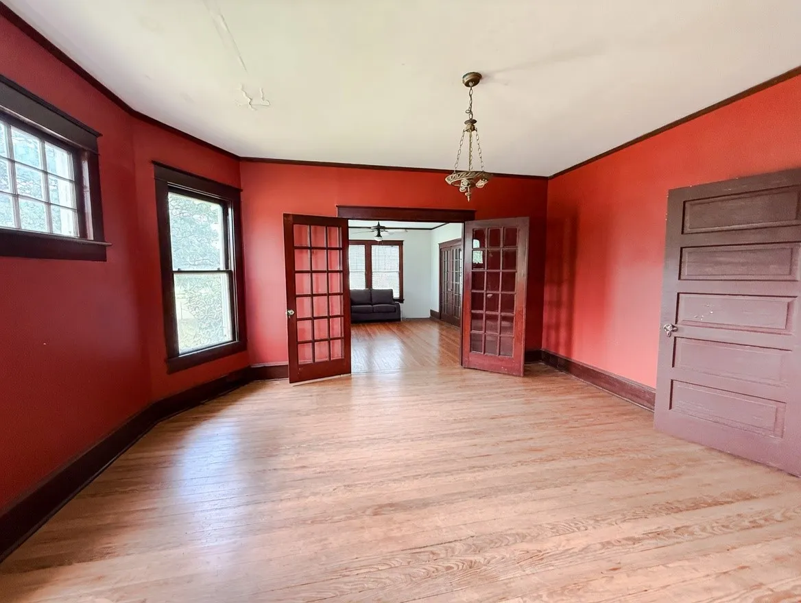 Farm For Sale in Mc Lennan County , 2749 Mcgregor South Loop, Mc Gregor, Texas 76657, 3 Bedroom, 3 Bathroom, Garage spaces, 2,294 Sqft, built in 1919, mls#21293675, Real Estate Agent in Mc Gregor, Homes For Sale in Mc Lennan county, Homes For Sale in Mc Gregor, Realtor in Mc Gregor Texas, Real Estate Brokerage Independent Realty Texas, Luminita Cordes Realtor