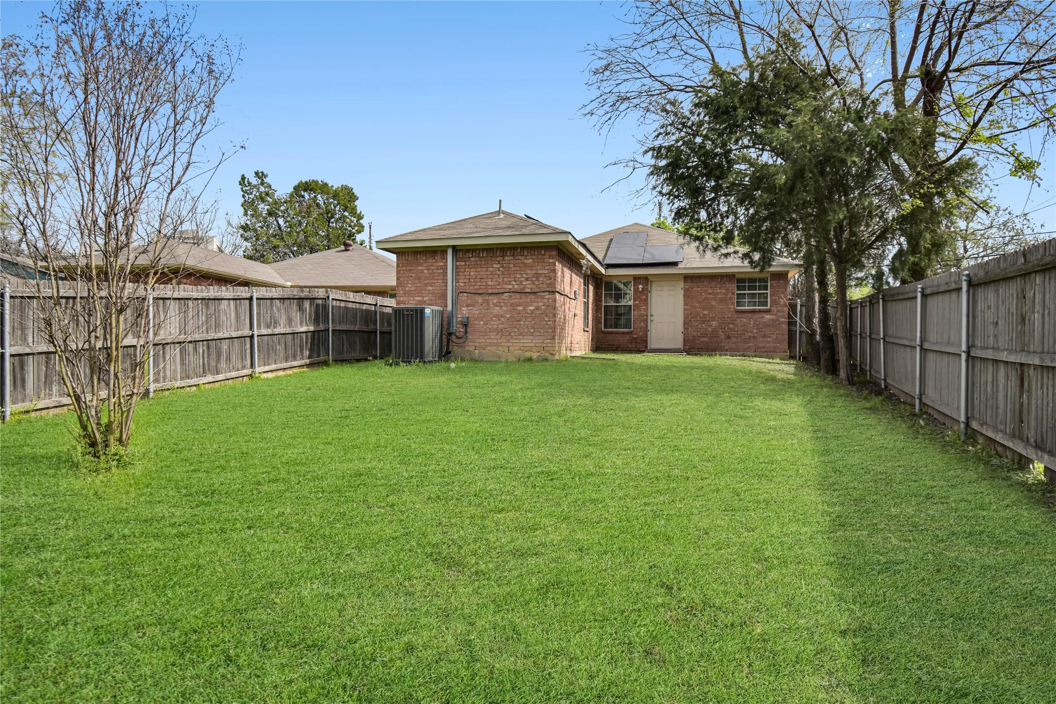 Single Family Residence For Rent in Dallas County , 5711 Arlington Park Drive, Dallas, Texas 75235, 3 Bedroom, 2 Bathroom, 1 Garage spaces, 1,306 Sqft, built in 2006, mls#21293160, Real Estate Agent in Dallas, Homes For Rent in Dallas county, Homes For Rent in Dallas, Realtor in Dallas Texas, Real Estate Brokerage Independent Realty Texas, Luminita Cordes Realtor