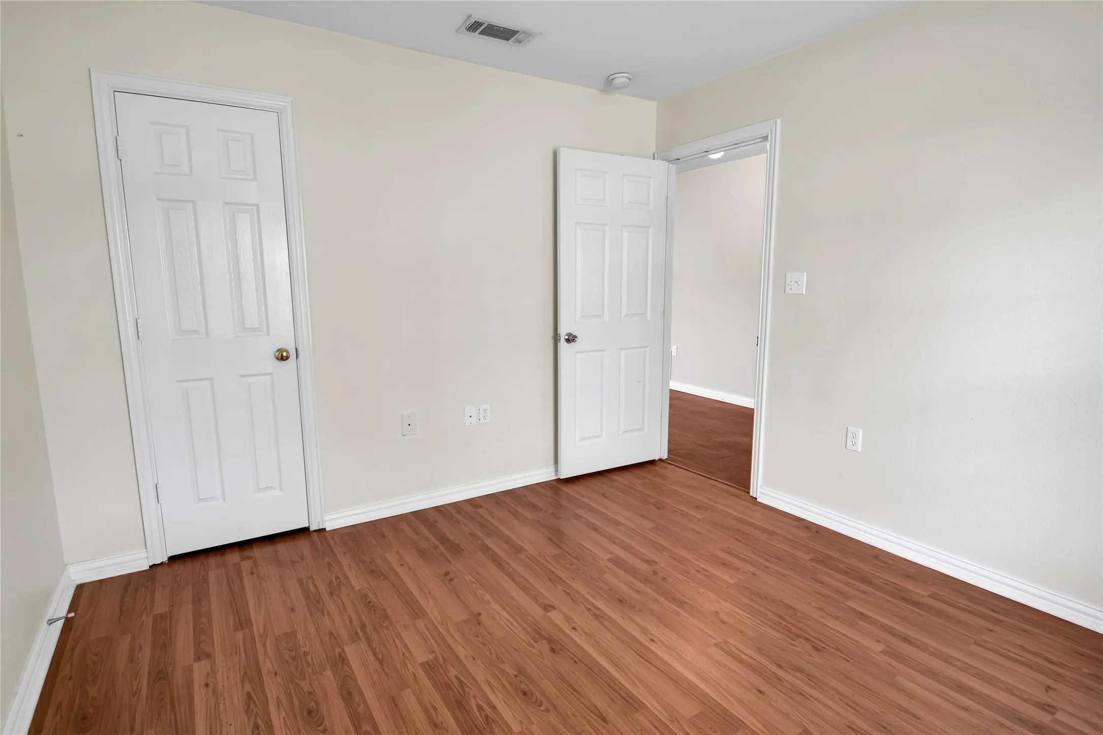 Single Family Residence For Rent in Dallas County , 5711 Arlington Park Drive, Dallas, Texas 75235, 3 Bedroom, 2 Bathroom, 1 Garage spaces, 1,306 Sqft, built in 2006, mls#21293160, Real Estate Agent in Dallas, Homes For Rent in Dallas county, Homes For Rent in Dallas, Realtor in Dallas Texas, Real Estate Brokerage Independent Realty Texas, Luminita Cordes Realtor