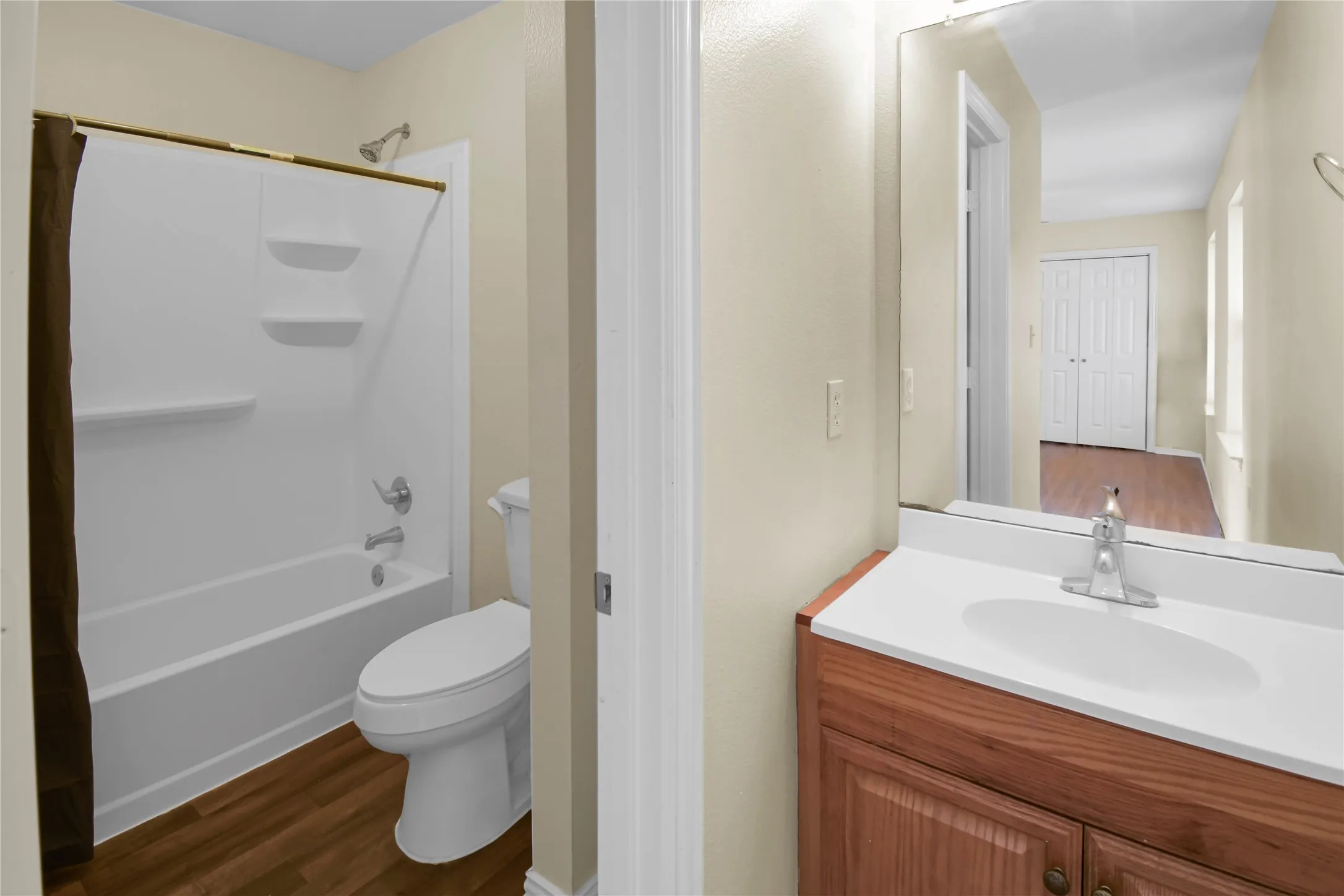 Single Family Residence For Rent in Dallas County , 5711 Arlington Park Drive, Dallas, Texas 75235, 3 Bedroom, 2 Bathroom, 1 Garage spaces, 1,306 Sqft, built in 2006, mls#21293160, Real Estate Agent in Dallas, Homes For Rent in Dallas county, Homes For Rent in Dallas, Realtor in Dallas Texas, Real Estate Brokerage Independent Realty Texas, Luminita Cordes Realtor
